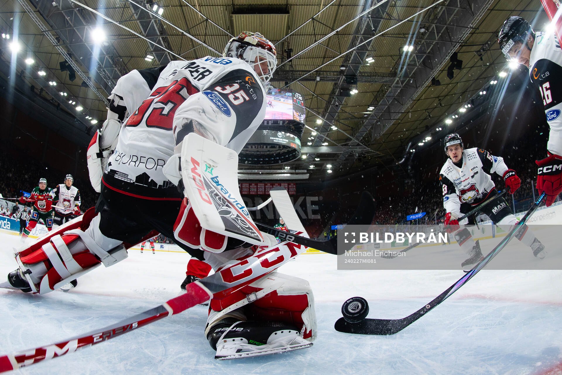 Malmö Redhawks målvakt Adam Werner räddar ett avslut