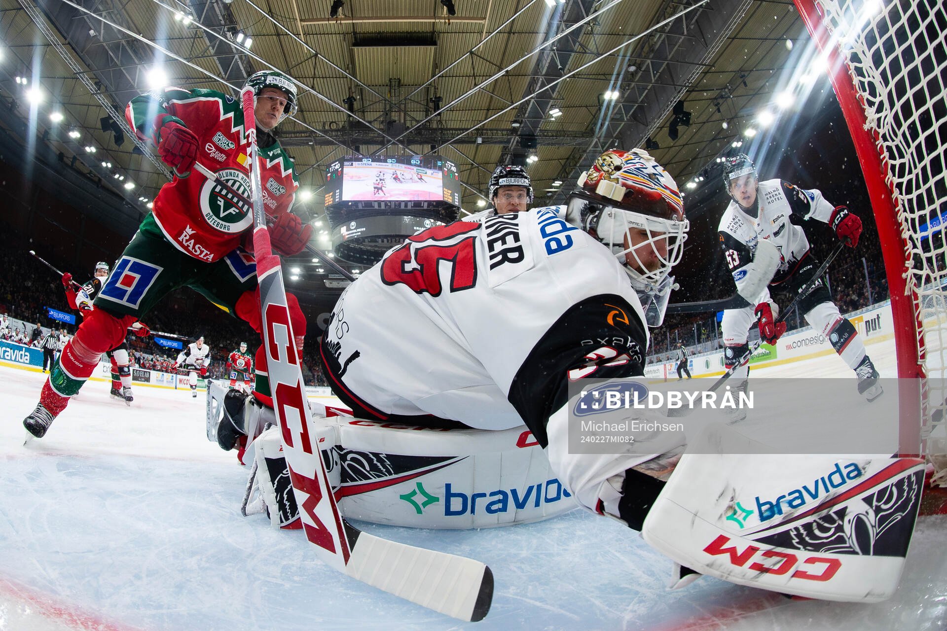Malmö Redhawks målvakt Adam Werner räddar ett avslut