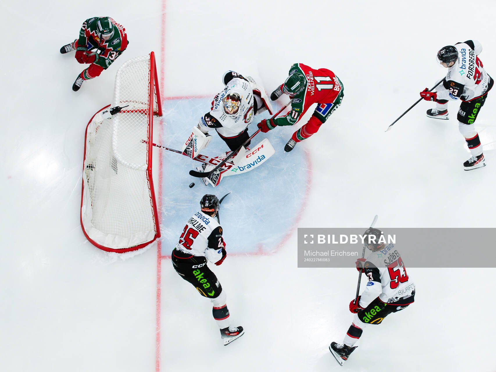 Malmö Redhawks målvakt Adam Werner räddar ett avslut