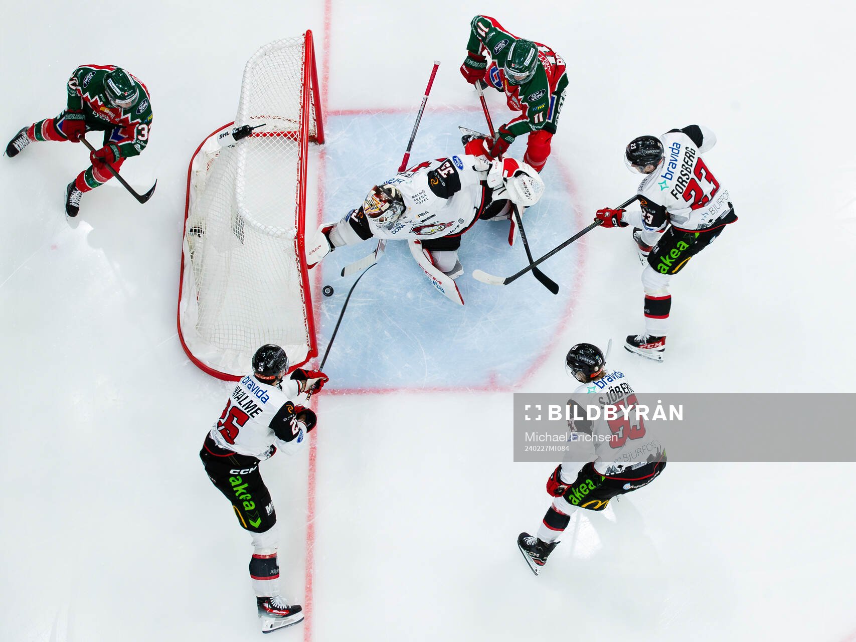 Malmö Redhawks målvakt Adam Werner räddar ett avslut