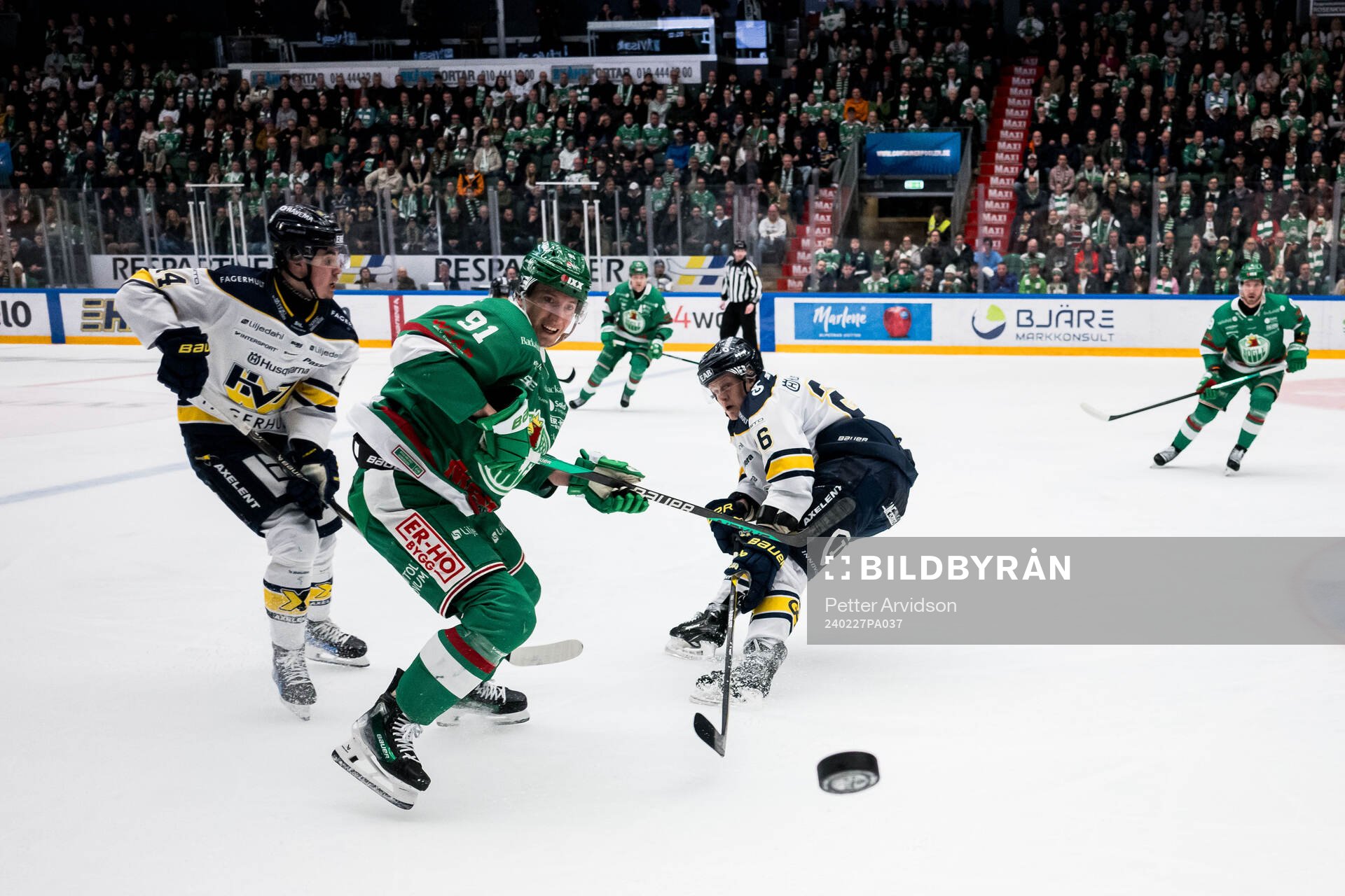 Rögles Adam Tambellini och HV71s Anton Strålman