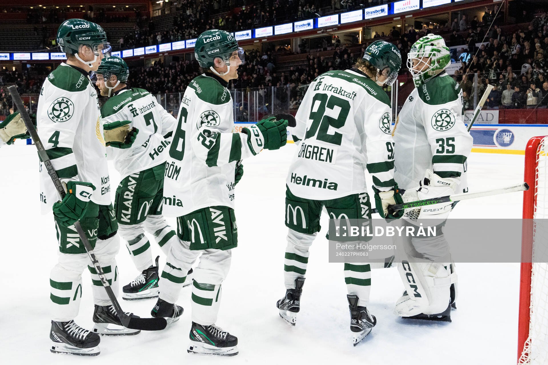 Färjestads Liam Öhgren jublar med målvakt Carl Lindbom