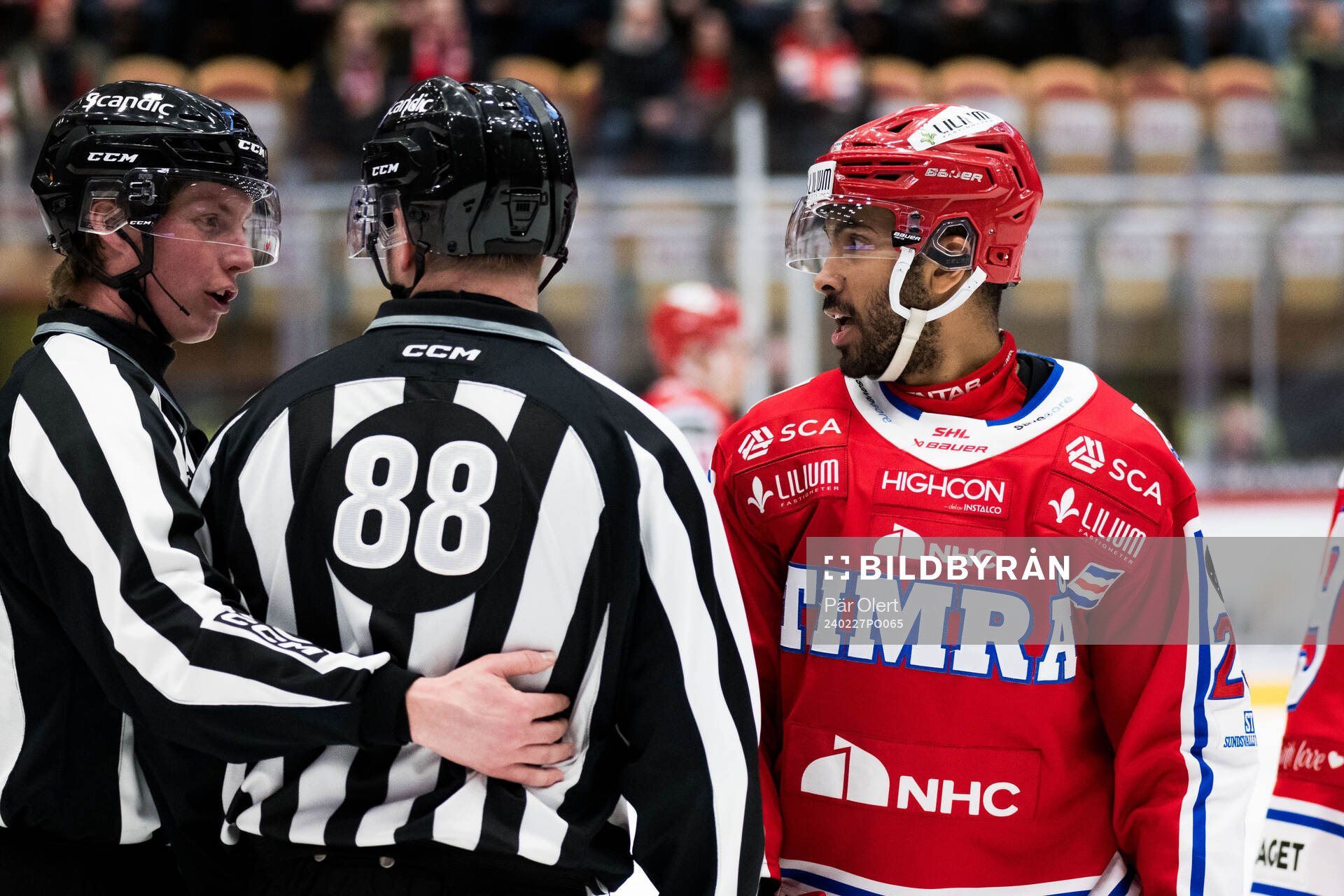 Timrås Jeremy Boyce-Rotevall diskuterar med domarna