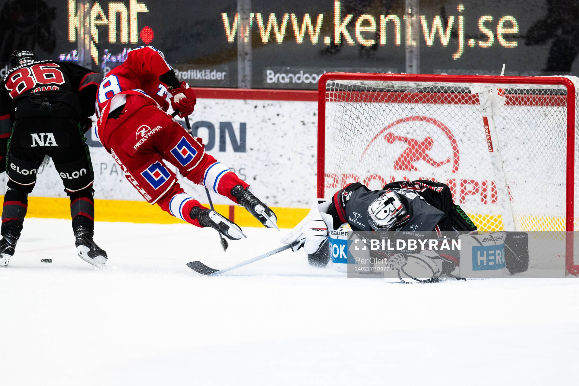 Timrås Robin Hanzl och Örebros målvakt Jhonas Enroth