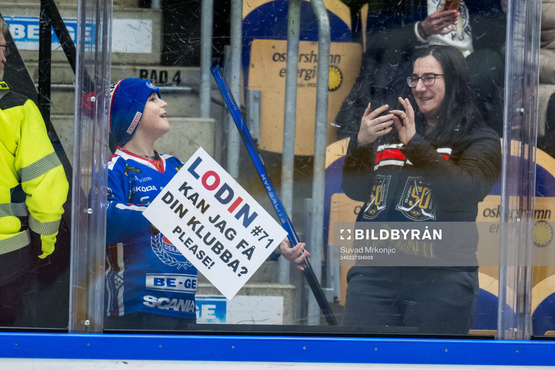 En ung Oskarshamns supporter får en klubba av sin favorit