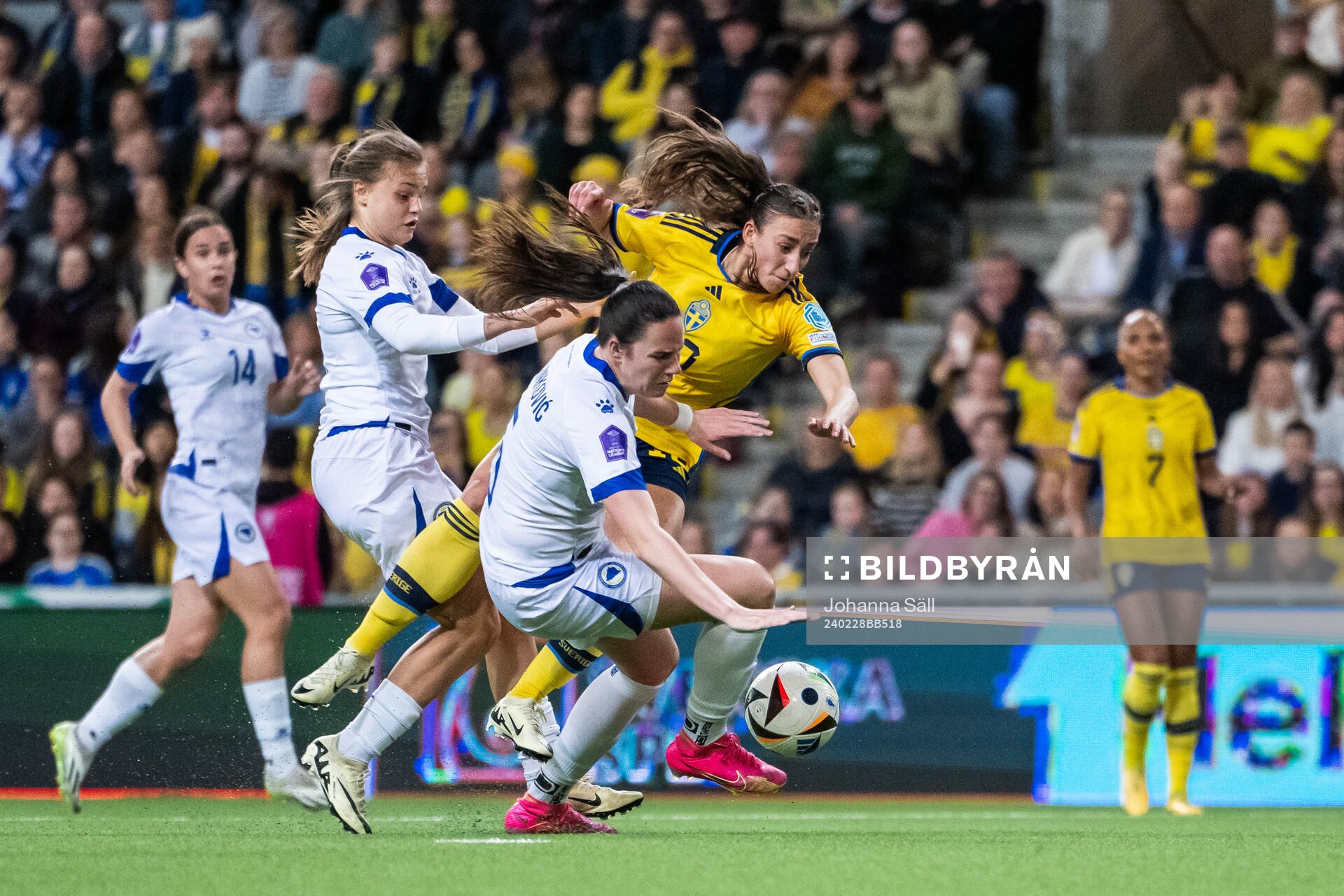 Rusul Rosa Kafaji of Sweden and Marija Milinkovic of Bosnia