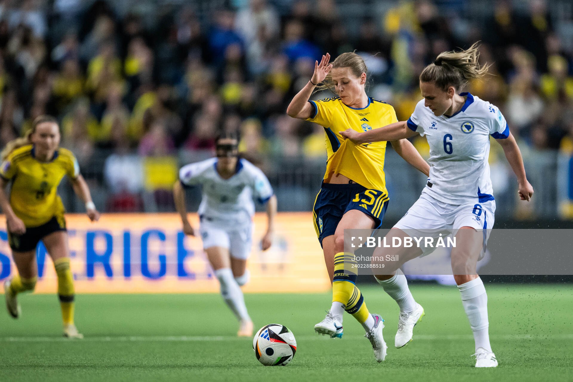 Anna Anvegård of Sweden and Melisa Hasanbegovic of Bosnia