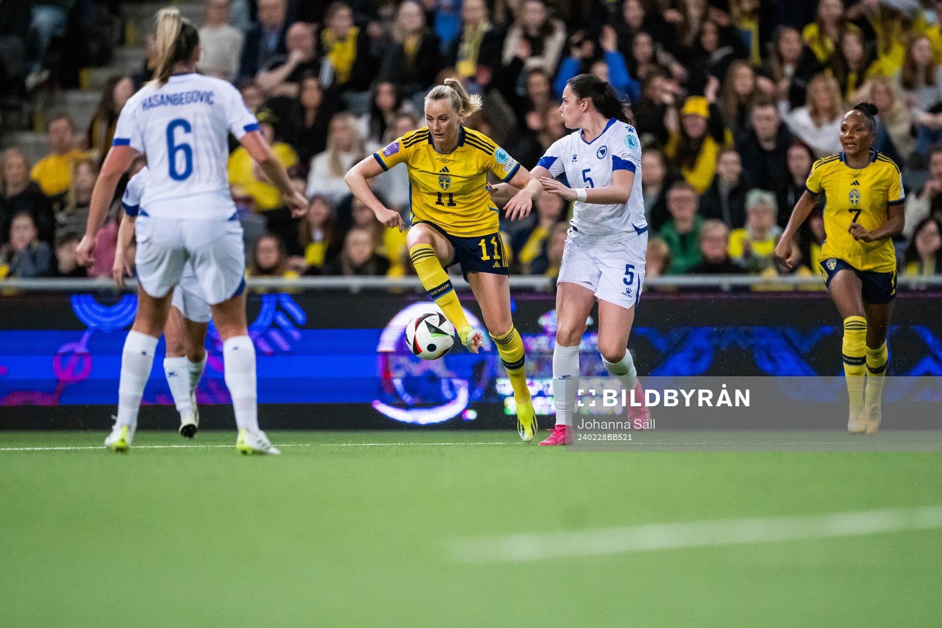 Stina Blackstenius of Sweden and Marija Milinkovic of