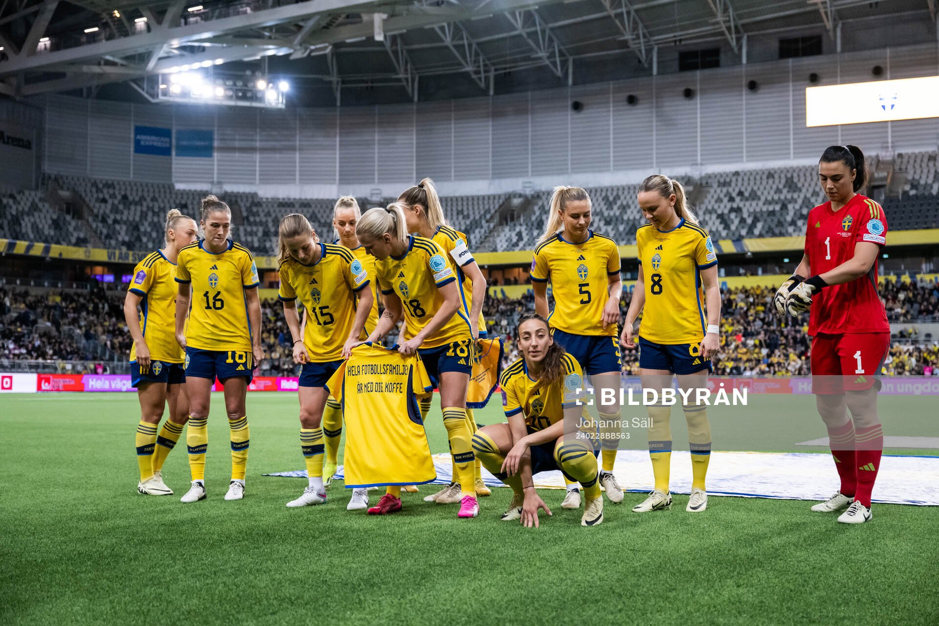 The starting eleven of Sweden hold a shirt with a message