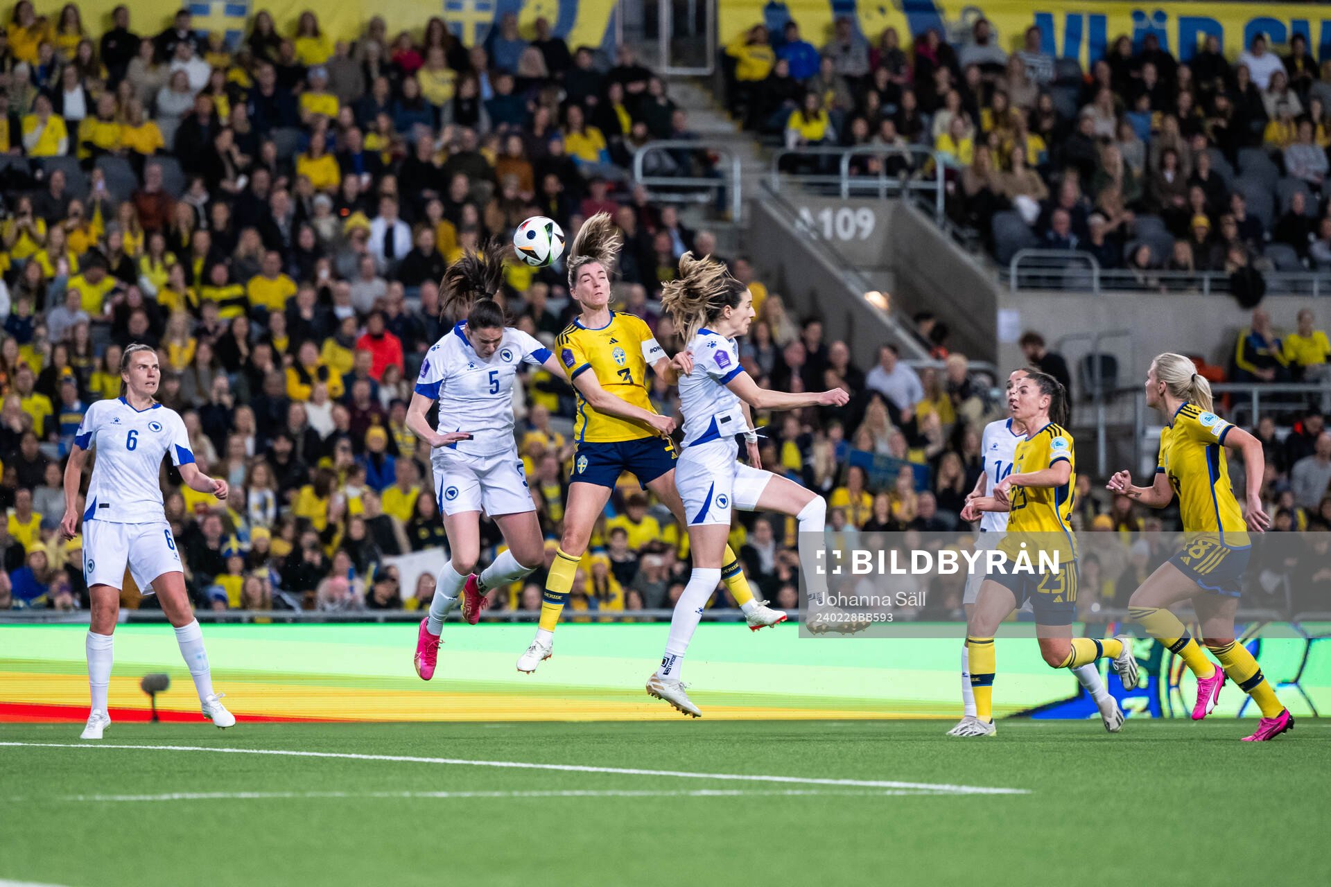 Marija Milinkovic of Bosnia and Herzegovina and Linda