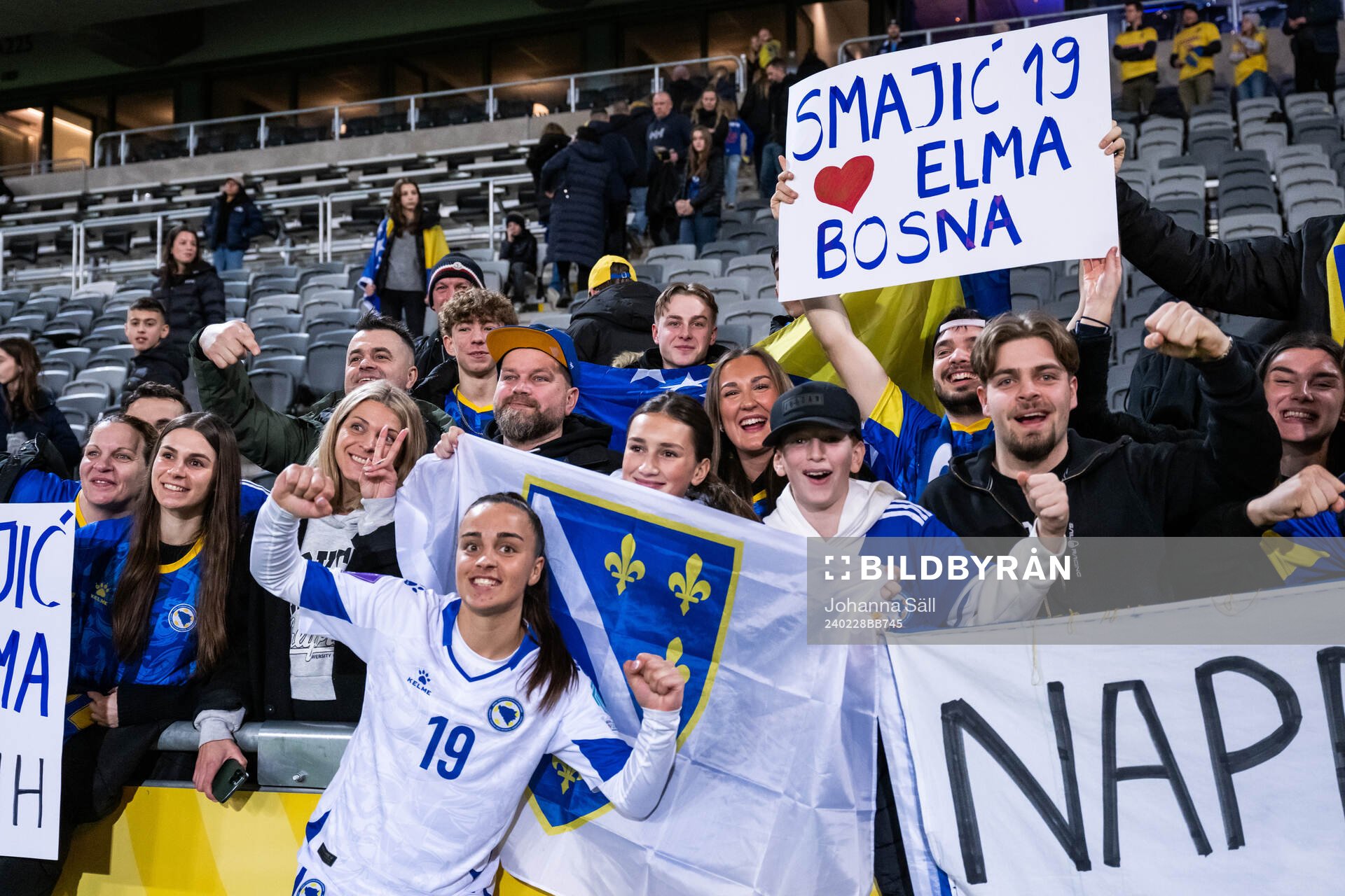Elma Smajic of Bosnia and Herzegovina poses with fans