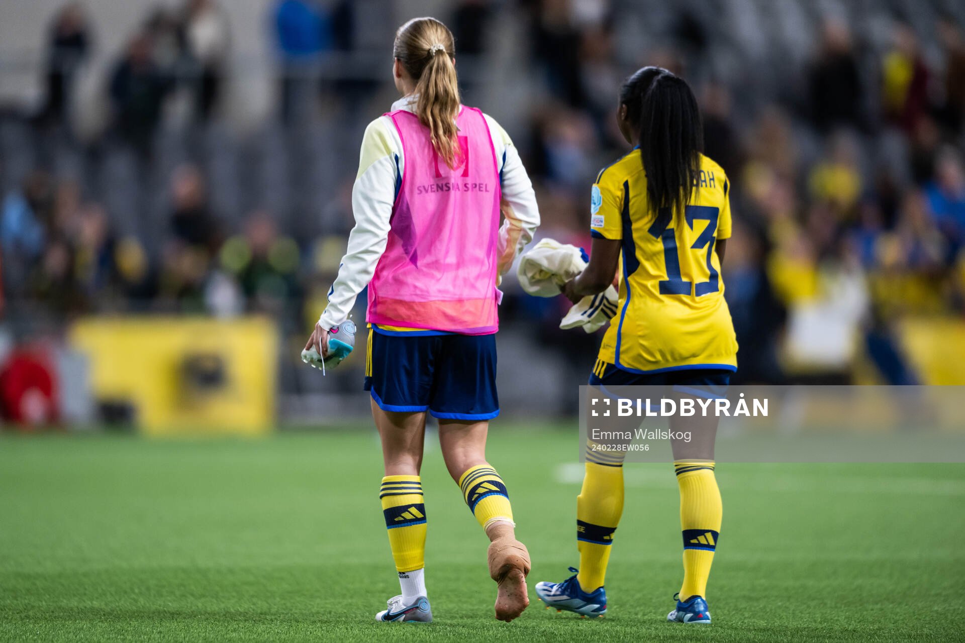 Anna Anvegård, with a banfaged foot, and Monica Jusu Bah
