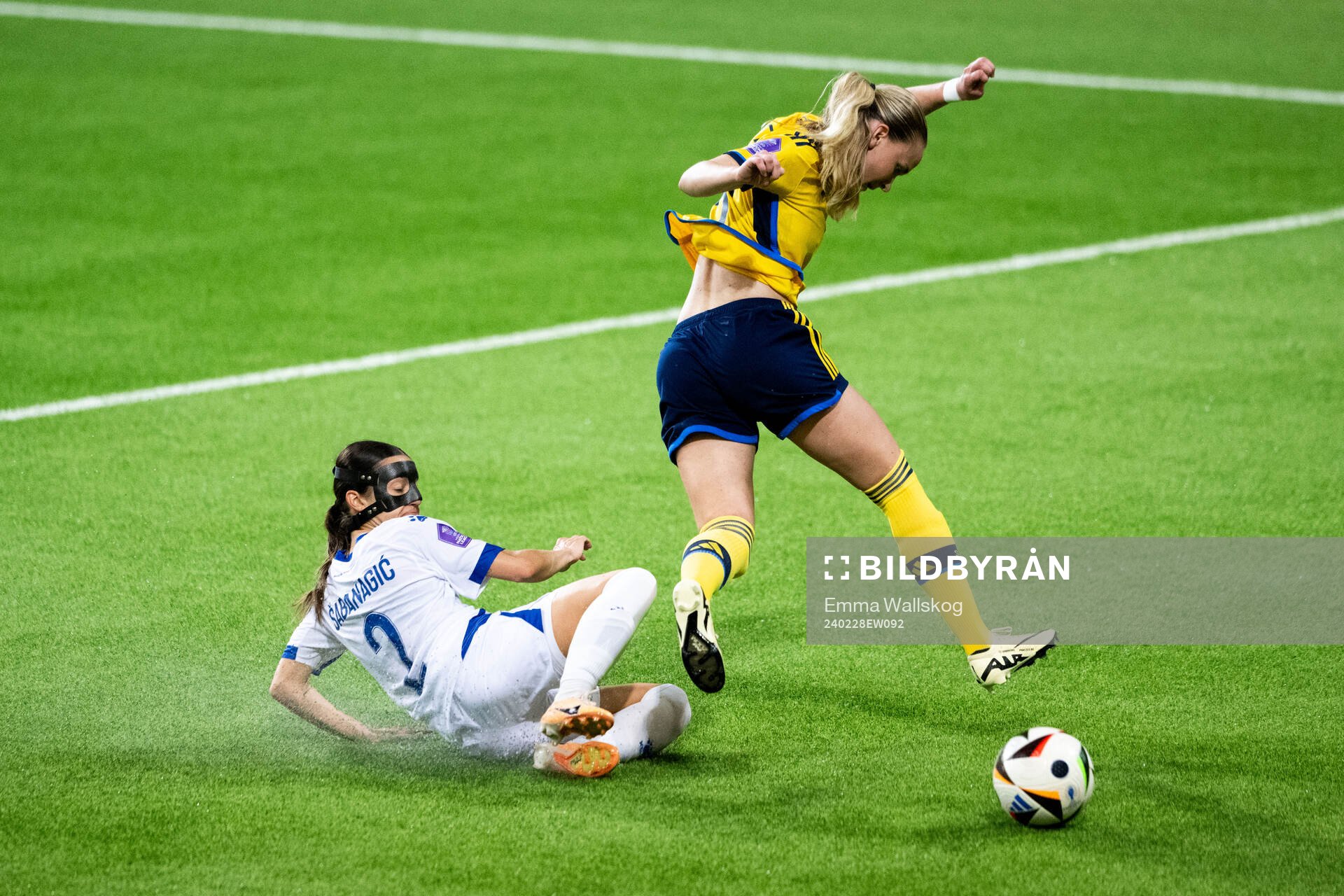 Ena Sabanagic of Bosnia and Herzegovina and Matilda Vinberg