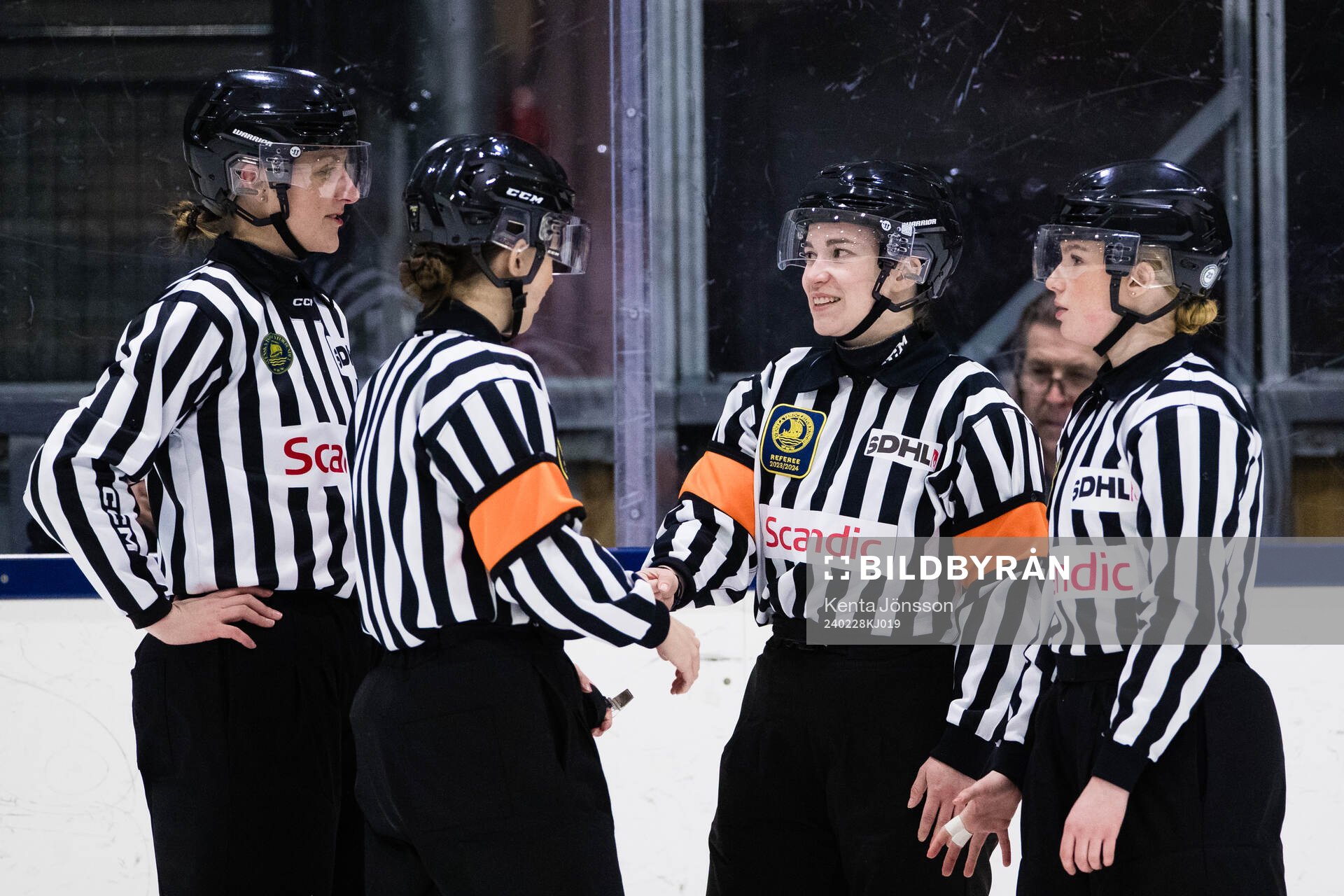 Linjedomare Jessica Lundgren (v), domare Sabina Küller