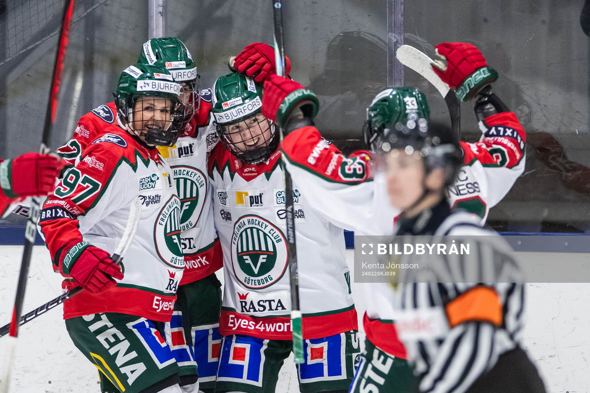 Frölundas Andrea Dalen jublar med lagkamrater