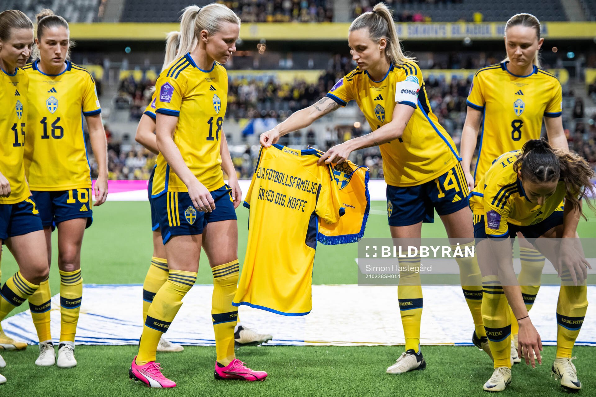 Josefine Rybrink and Nathalie Björn hold a shirt with a