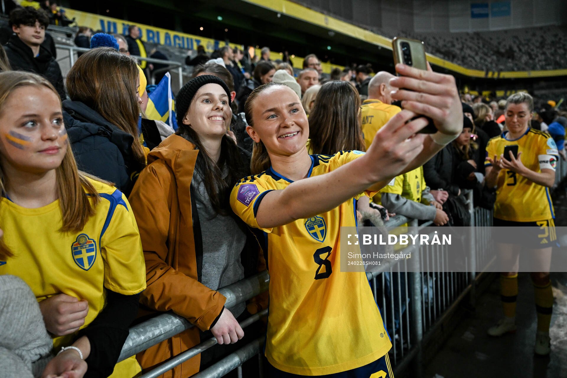 Matilda Vinberg of Sweden takes a selfie with fans