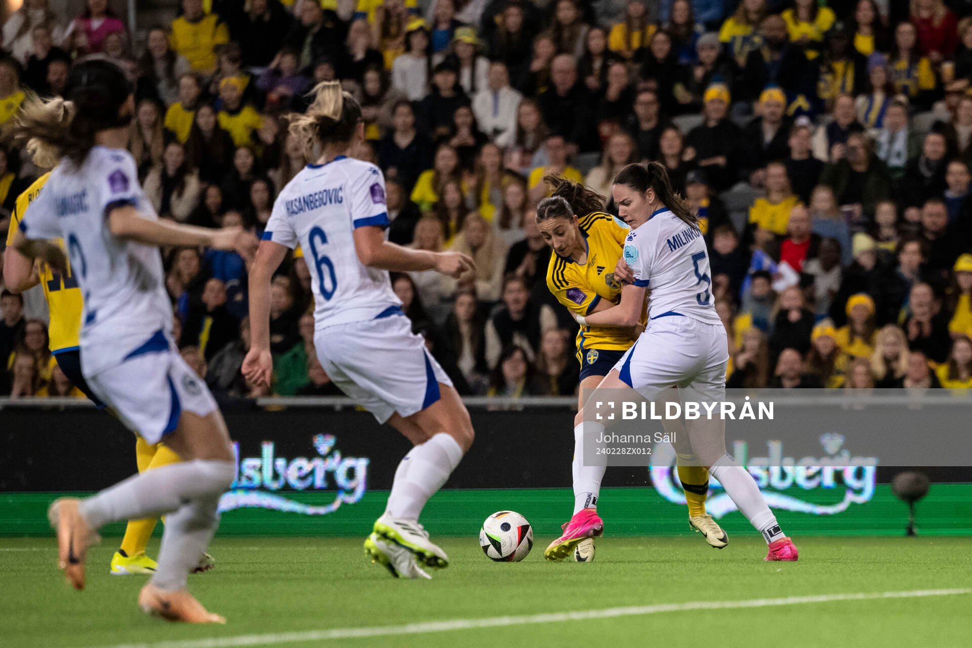 Rusul Rosa Kafaji of Sweden and Marija Milinkovic of Bosnia