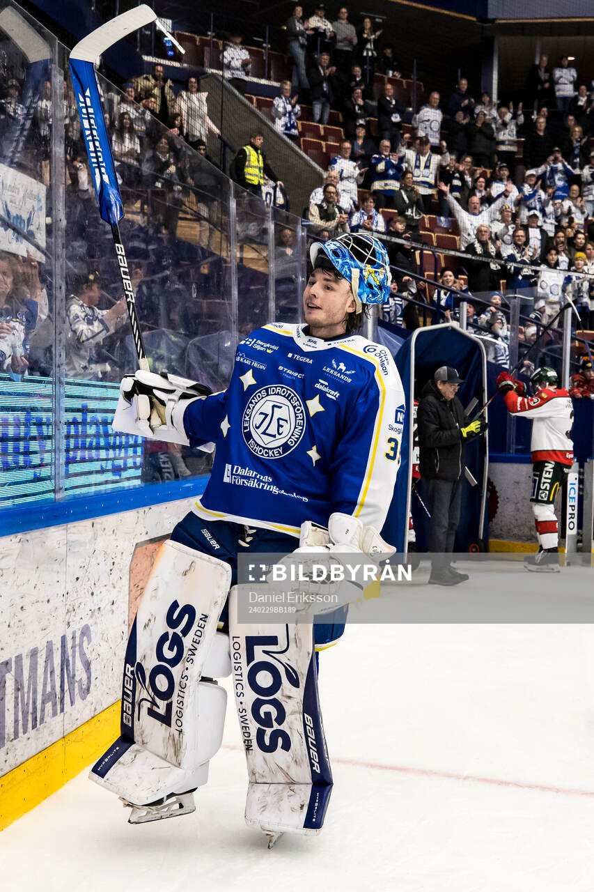 Leksands målvakt Filip Larsson jublar