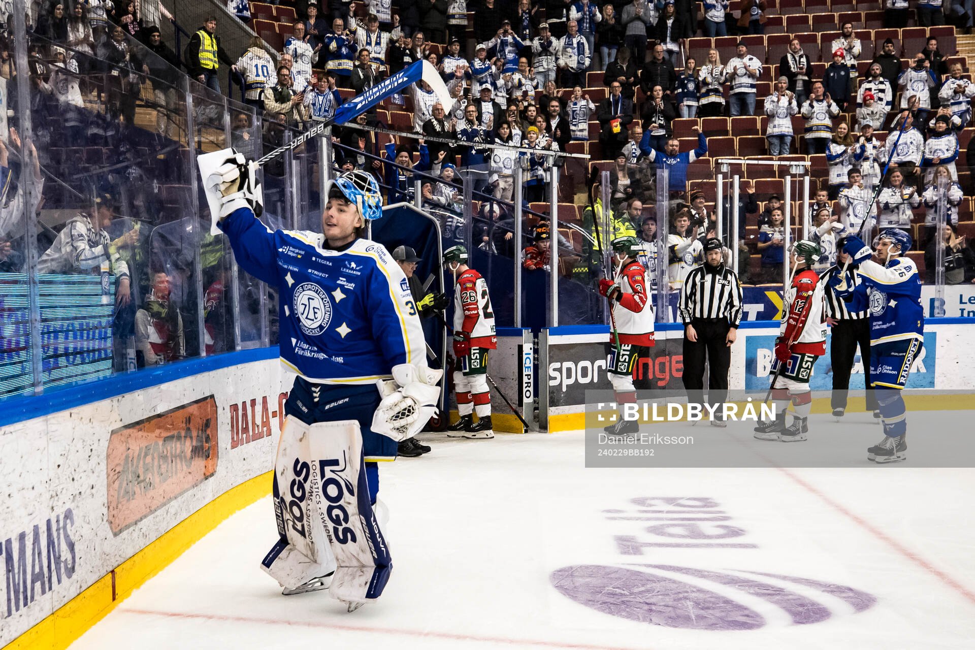 Leksands målvakt Filip Larsson jublar