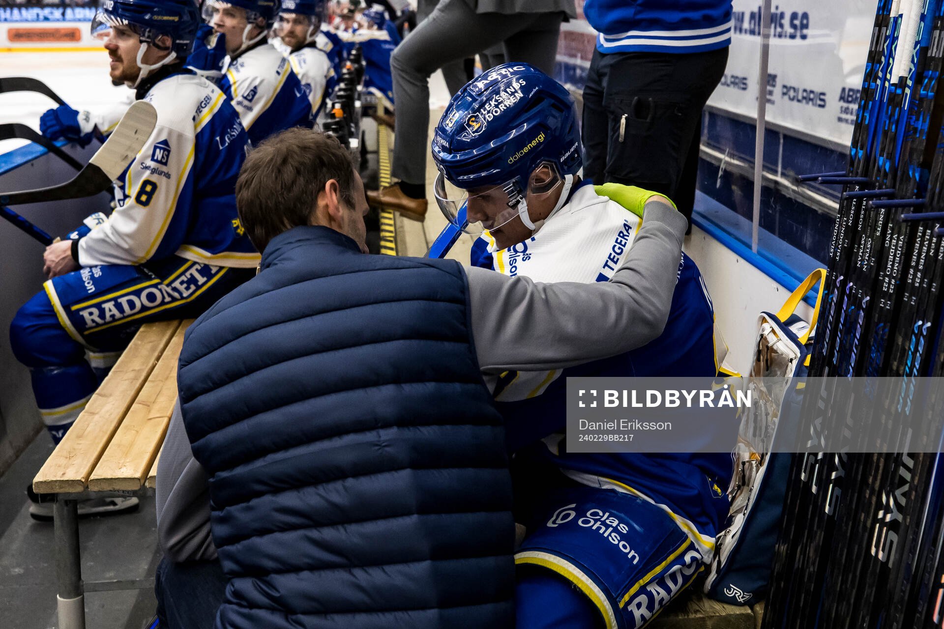 Leksands Jon Knuts ses över av Leksands läkare Enrico