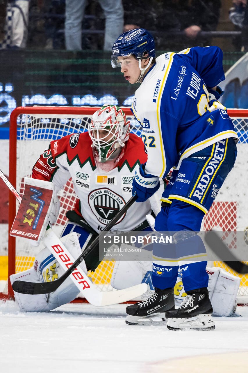 Leksands Lukas Vejdemo framför Frölundas målvakt Frans