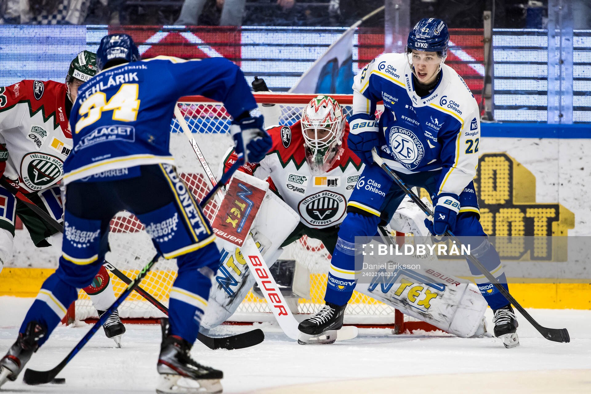 Leksands Lukas Vejdemo framför Frölundas målvakt Frans