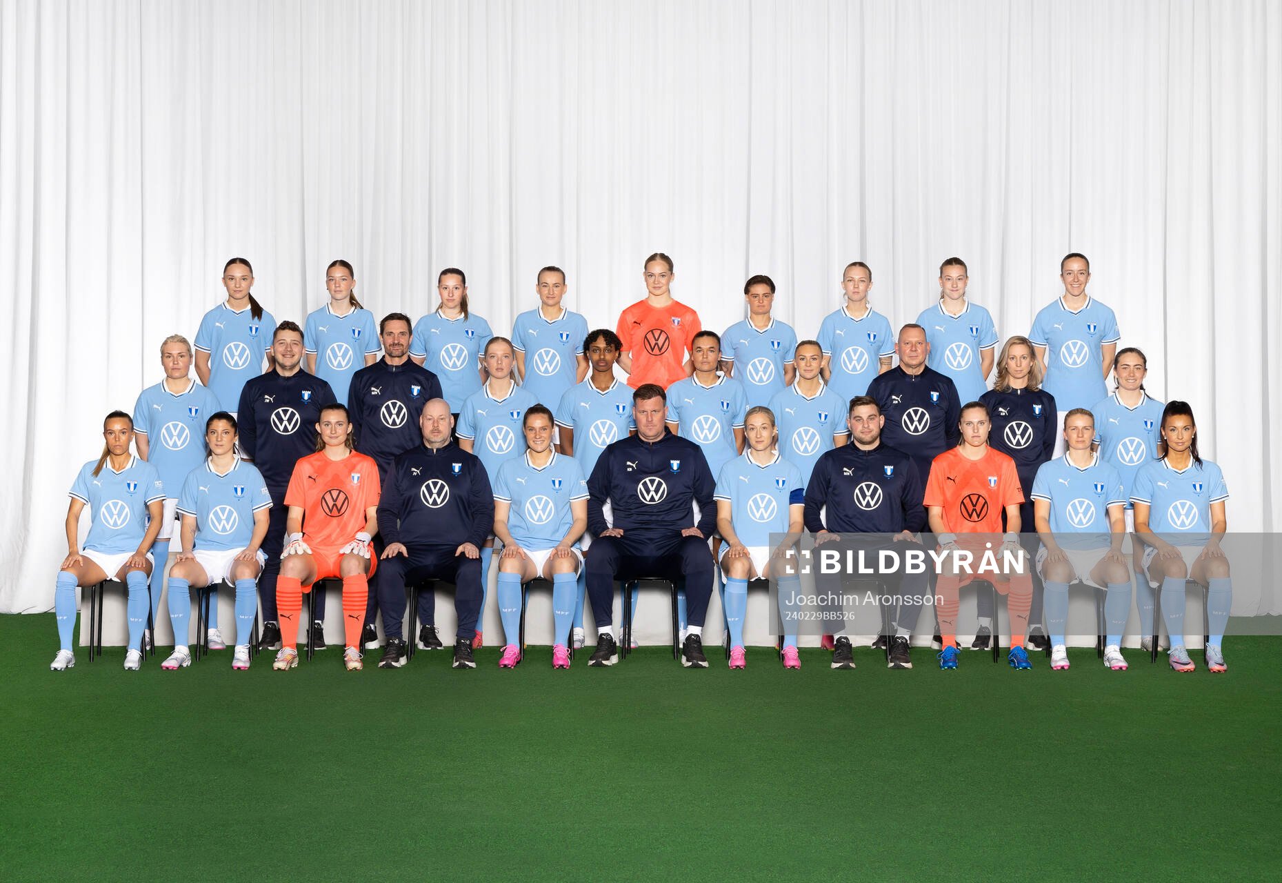 Malmö FF poserar för en lagbild den 29 februari 2024 i Malmö. Bakre ledet från vänster: Nova Rolfsson, Tilde Wahlgren, Petronella Winblad, Sofia Wännerdahl, Emelie Borg, Ema Paljevic, Nathalie Hoff Persson, Agnes Mårtensson, Anna Plantin. Mittenledet från vänster: Rebecka Holm, fystränare Jared Wallace, fysioterapeut Magnus Nilsson, Stella Malmros, Hanna Lofthammar, Anna Welin, Beatrice Persson, lagledare Anders Nilsson, fysioterapeut Karin Boman, Matilda Kristell. Sittande från vänster: Elin Björklund, Lovisa Wifvesson, Linnea Hagberg, assisterande tränare Jonas Valfridsson, Linnea Svensson, tränare Kim Björkegren, Sanna Kullberg, målvaktstränare Marcus Norman, Julia Cavander, Amanda Kander, Malin Gunnarsson. Editors note: Bilden är retuscherad, objekt har lagts till och en spelare har klippts in.
