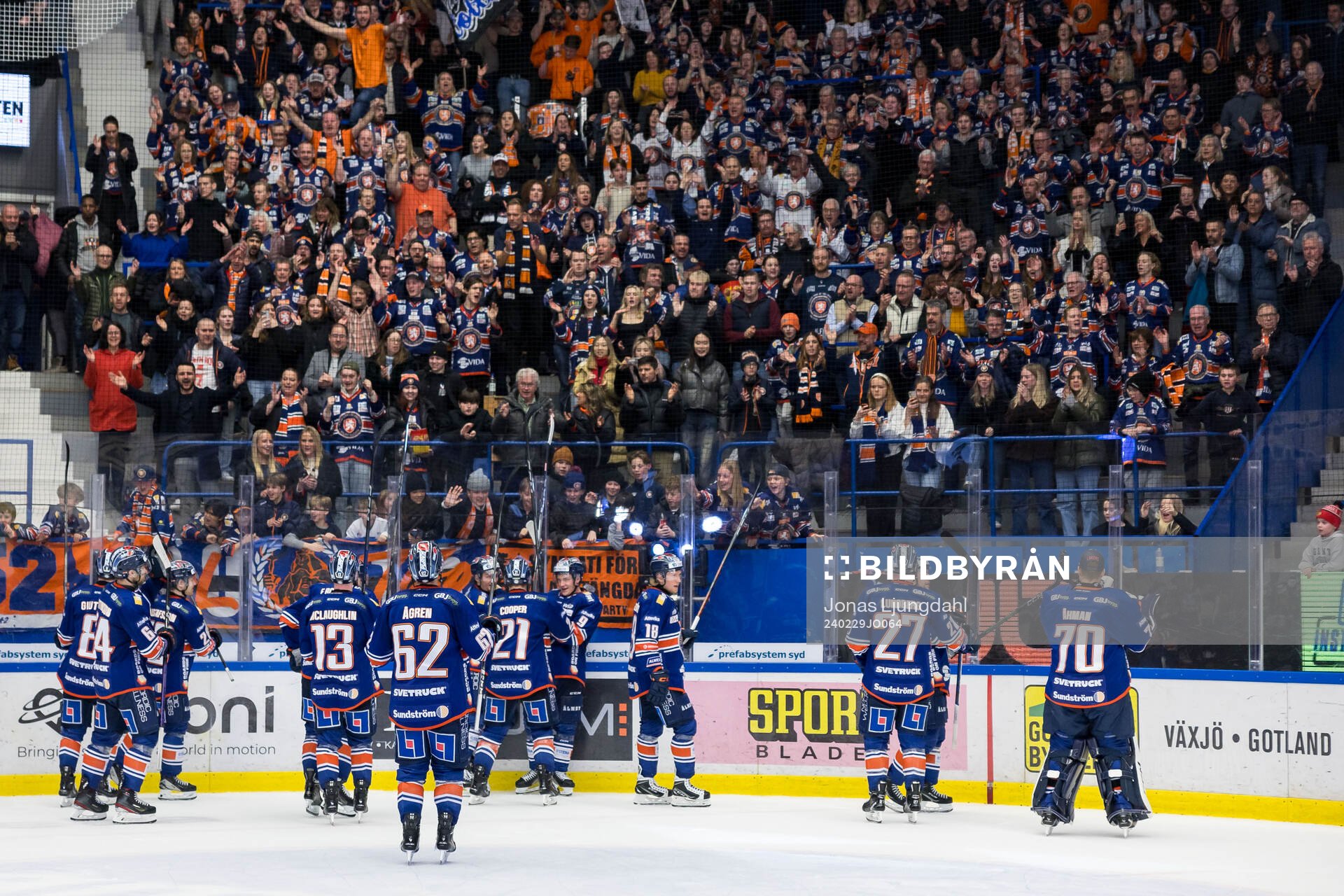 Växjö spelare jublar framför fansen