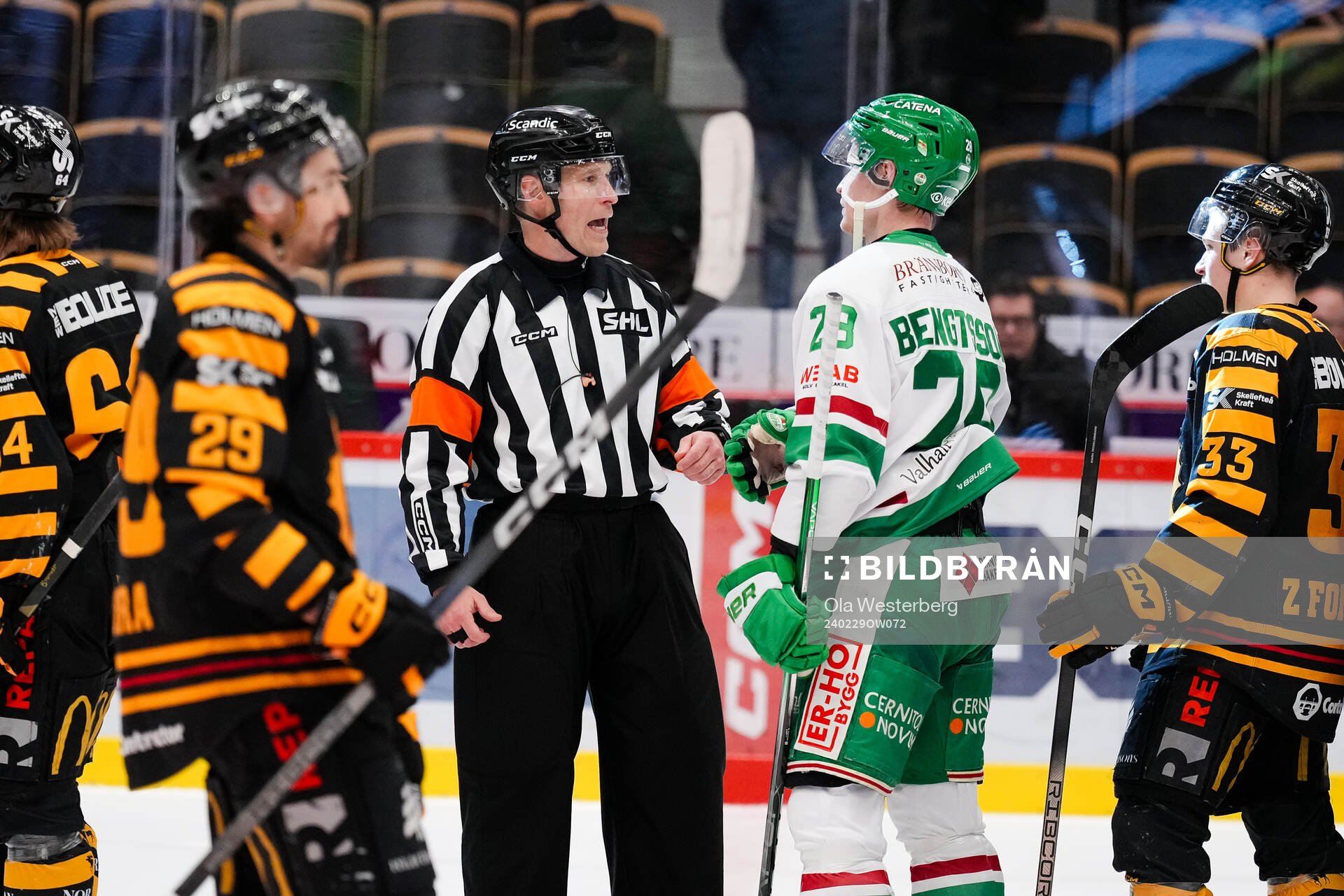 Domare Tobias Björk och Rögles Anton Bengtsson