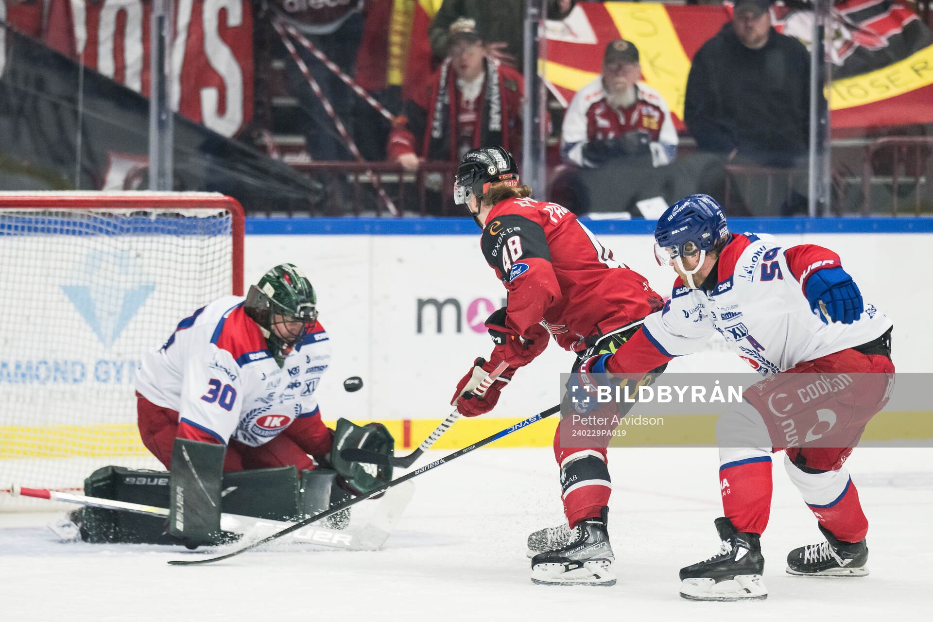 Malmö Redhawks Lauri Pajuniemi och Oskarshamns målvakt