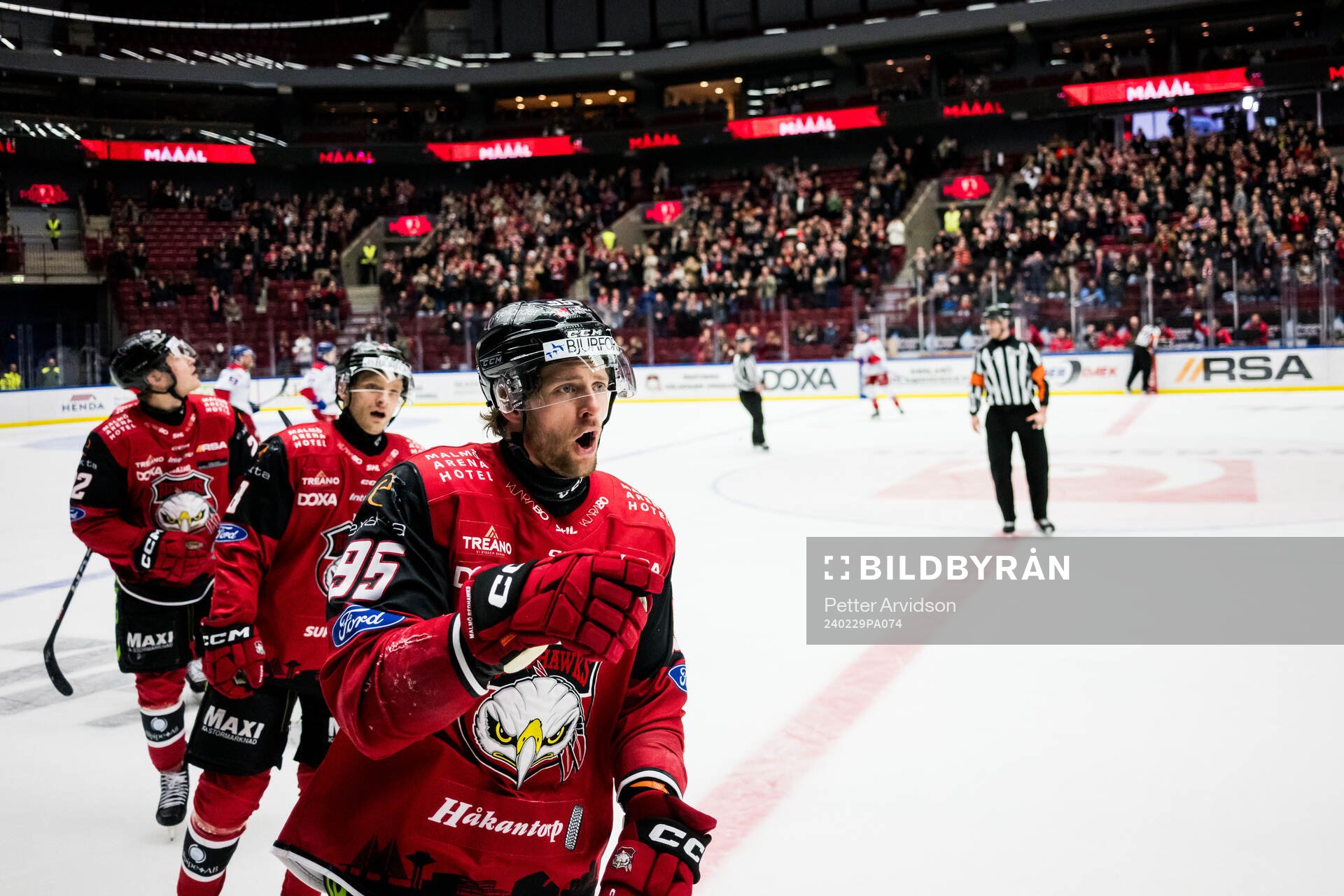 Malmö Redhawks Carl Persson jublar