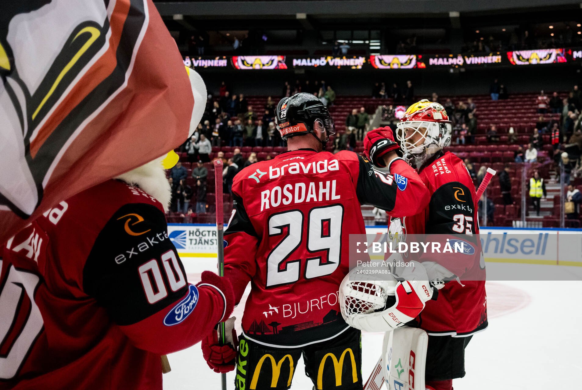 Malmö Redhawks Kim Rosdahl och målvakt Adam Werner jublar