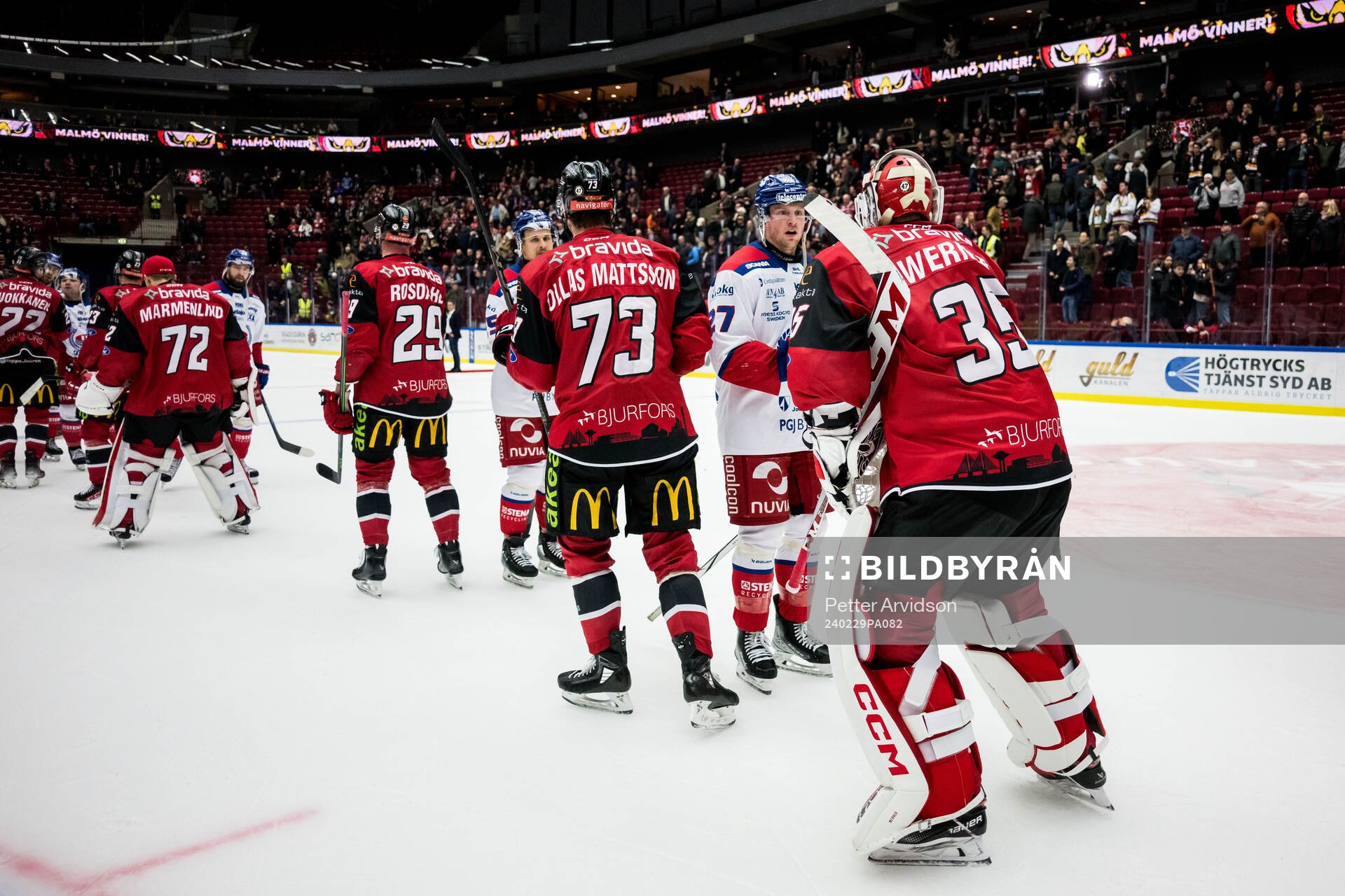 Oskarshamns Austin Wagner och Malmö Redhawks målvakt Adam