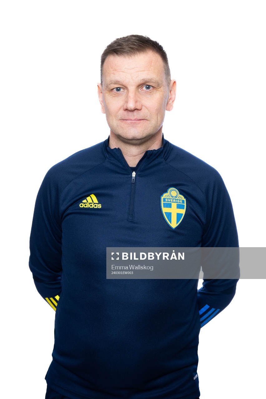 Förbundskapten Andreas Pettersson poserar för ett