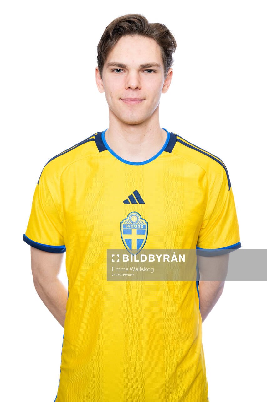 Philip Rolke poserar för ett porträtt under en fotografering med det svenska P18-landslaget den 1 mars 2024 i Stockholm. 
