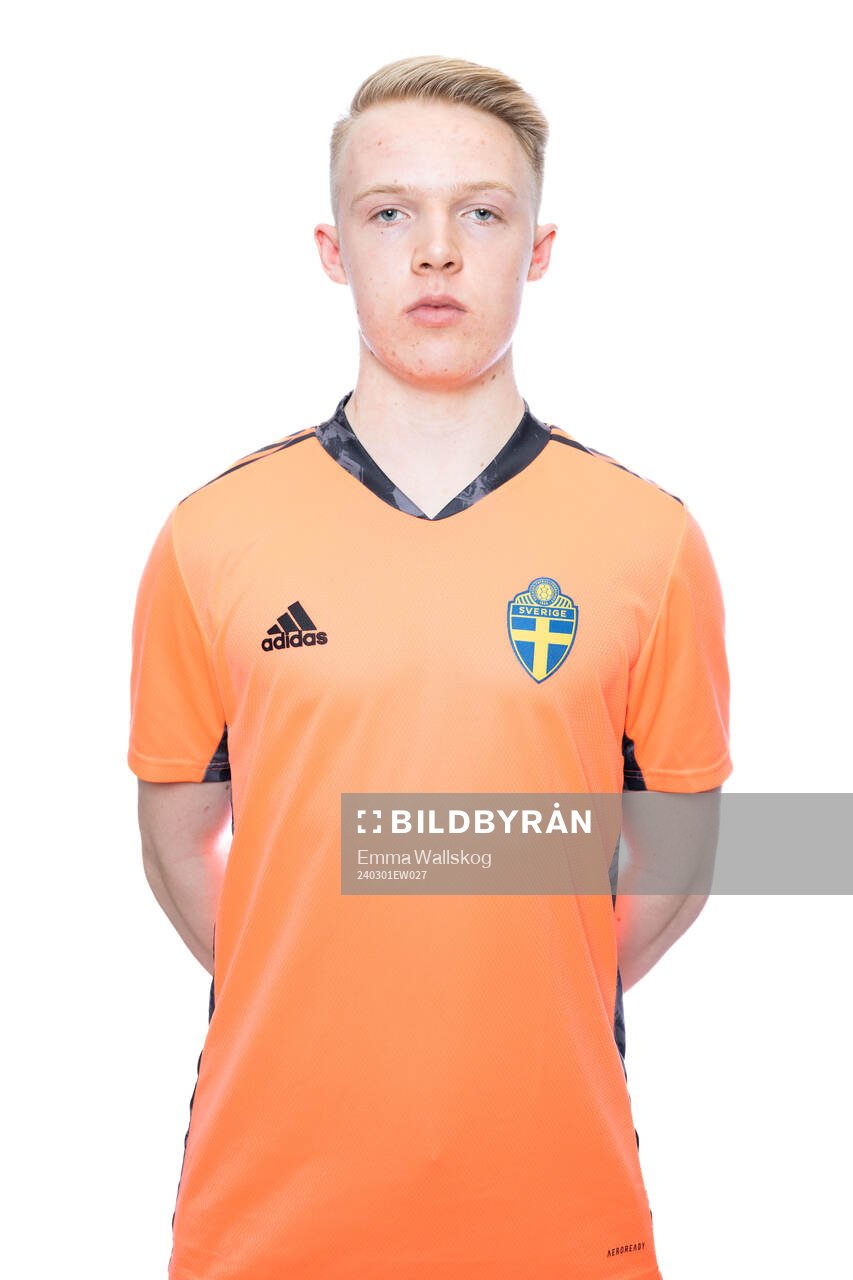 Lukas Lehto poserar för ett porträtt under en fotografering med det svenska P18-landslaget den 1 mars 2024 i Stockholm. 