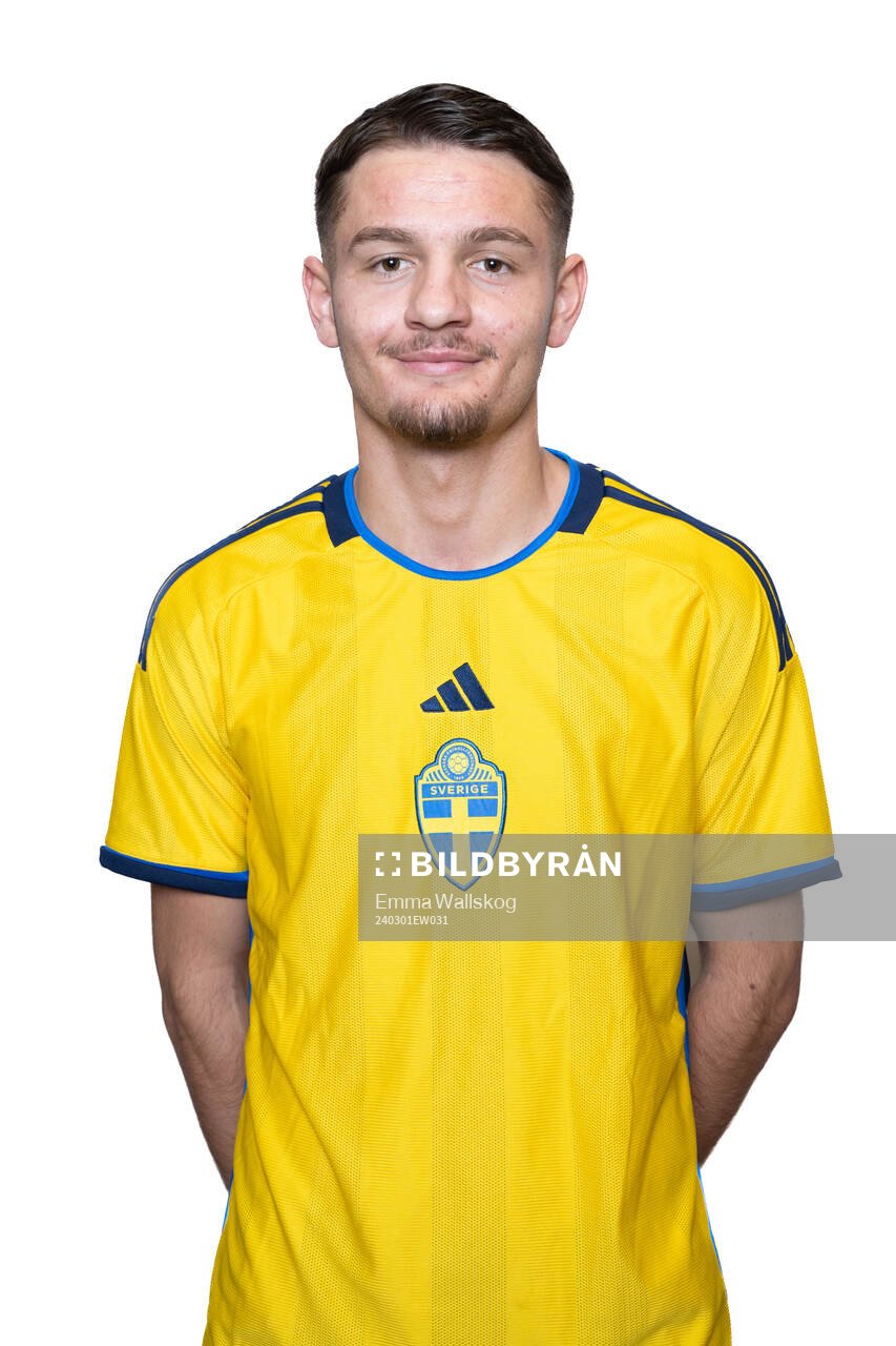Allen Smajic poserar för ett porträtt under en fotografering med det svenska P18-landslaget den 1 mars 2024 i Stockholm. 