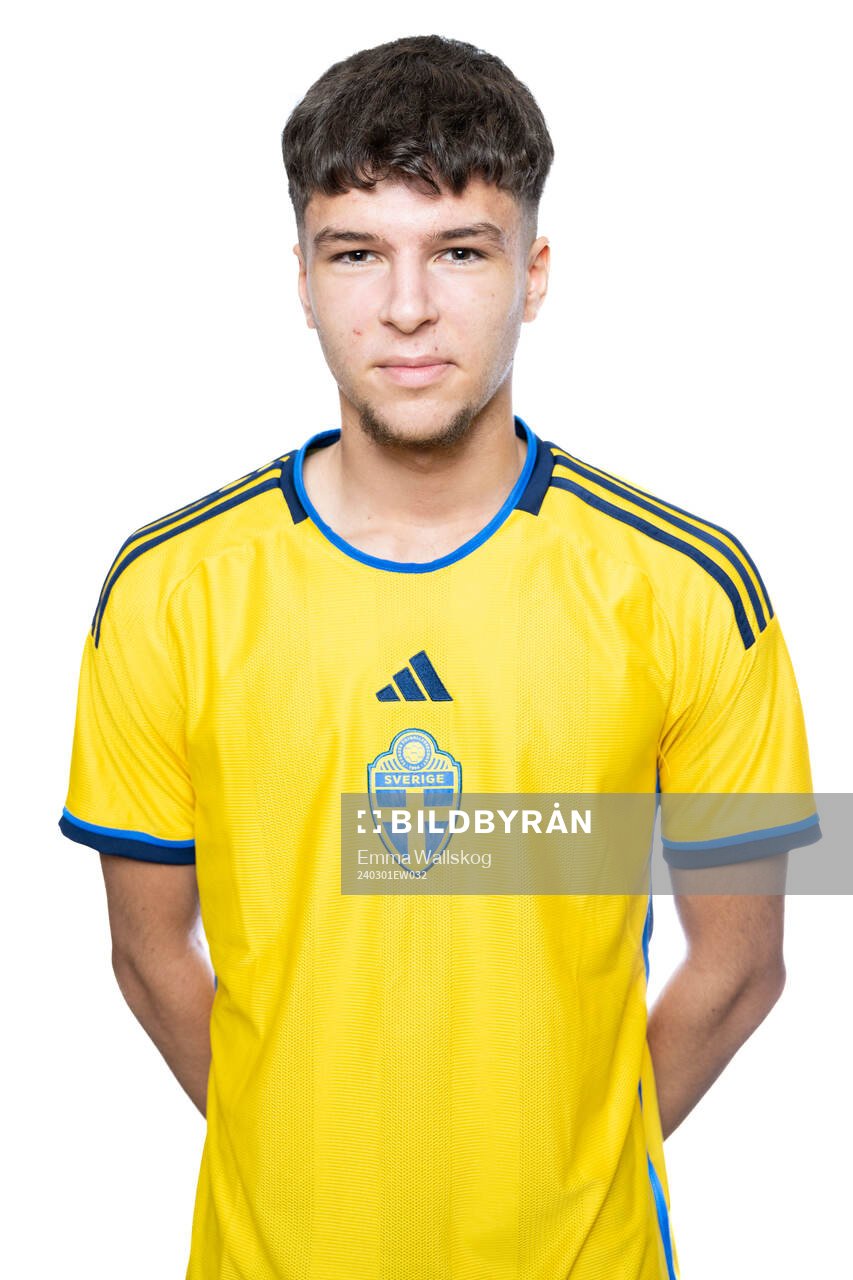 Lion Beqiri poserar för ett porträtt under en fotografering med det svenska P18-landslaget den 1 mars 2024 i Stockholm. 