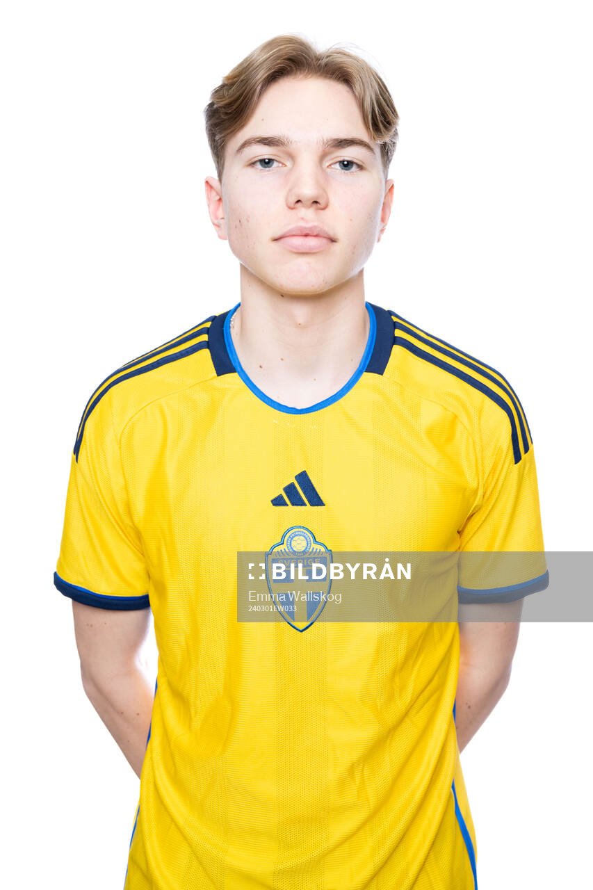 Elias Börjesson poserar för ett porträtt under en fotografering med det svenska P18-landslaget den 1 mars 2024 i Stockholm. 