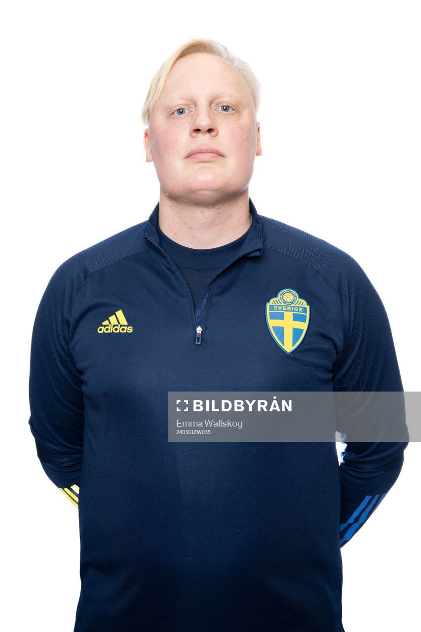 Gustav Scheutz Dahlström poserar för ett porträtt under en fotografering med det svenska P18-landslaget den 1 mars 2024 i Stockholm. 