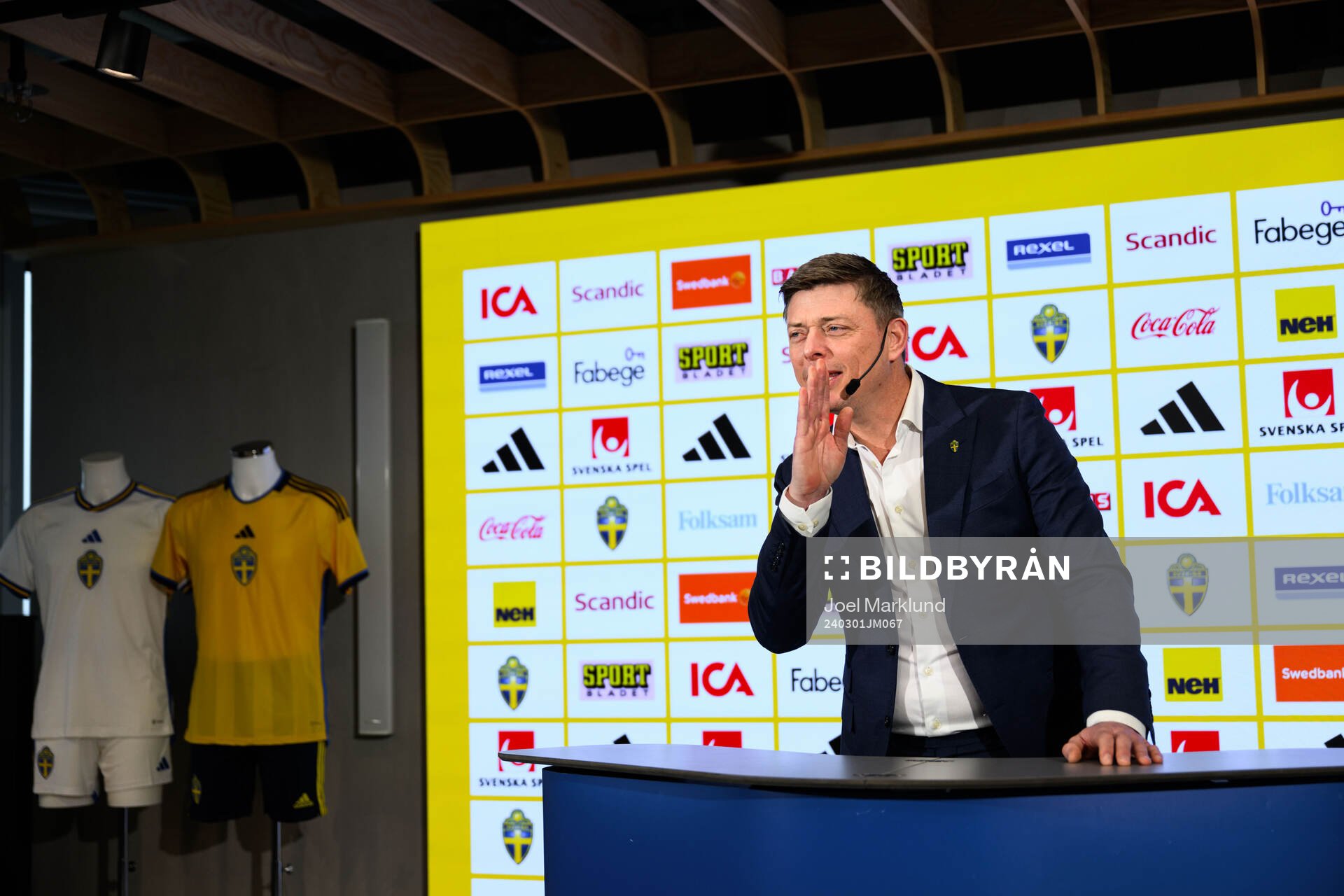 Head coach Jon Dahl Tomasson of the Swedish national