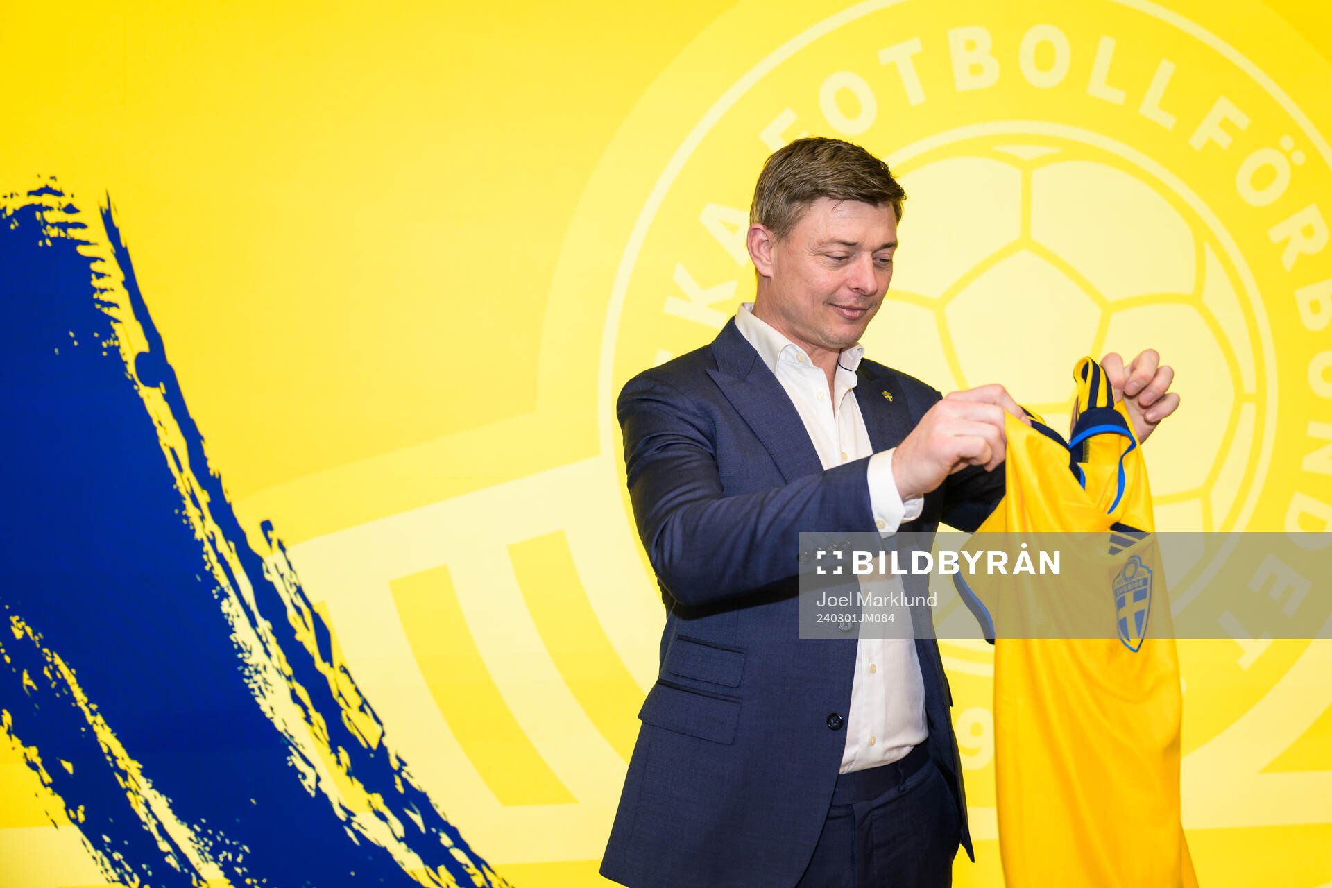 Head coach Jon Dahl Tomasson of the Swedish national
