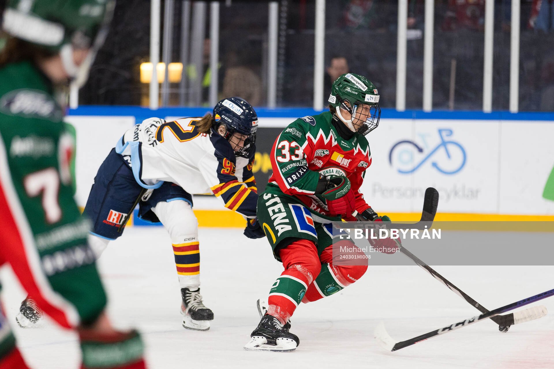 Djurgårdens Ellen Laurence och Frölundas Michelle Karvinen