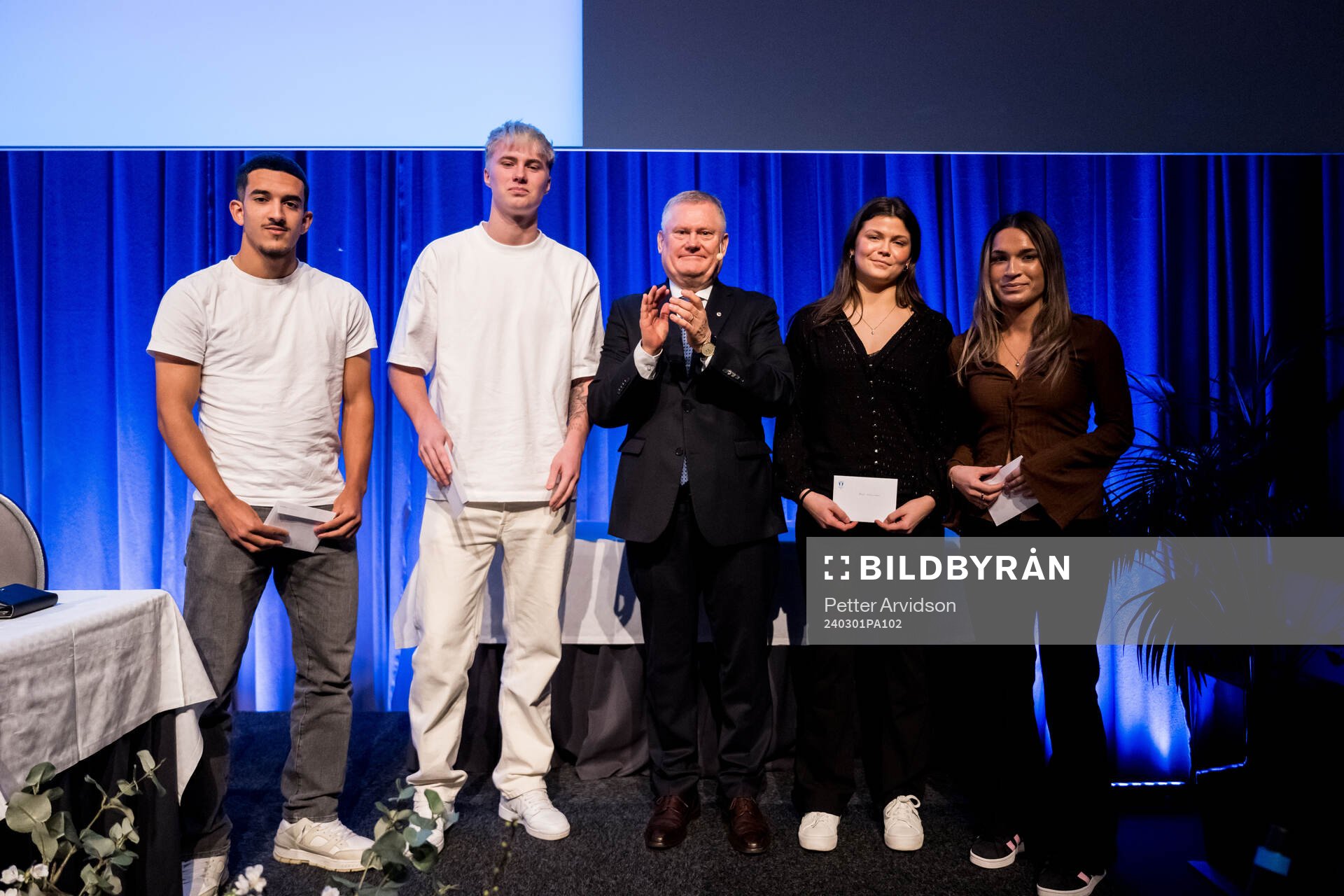 Malmö FFs ordförande Anders Pålsson uppmärksammar Zakaria Loukili, Daniel Gudjohnsen, Mikaela Cindric och Isabel Bodecker med Axel Johanssons Stipendiet under Malmö FFs årsmöte den 1 mars 2024 i Malmö. 
