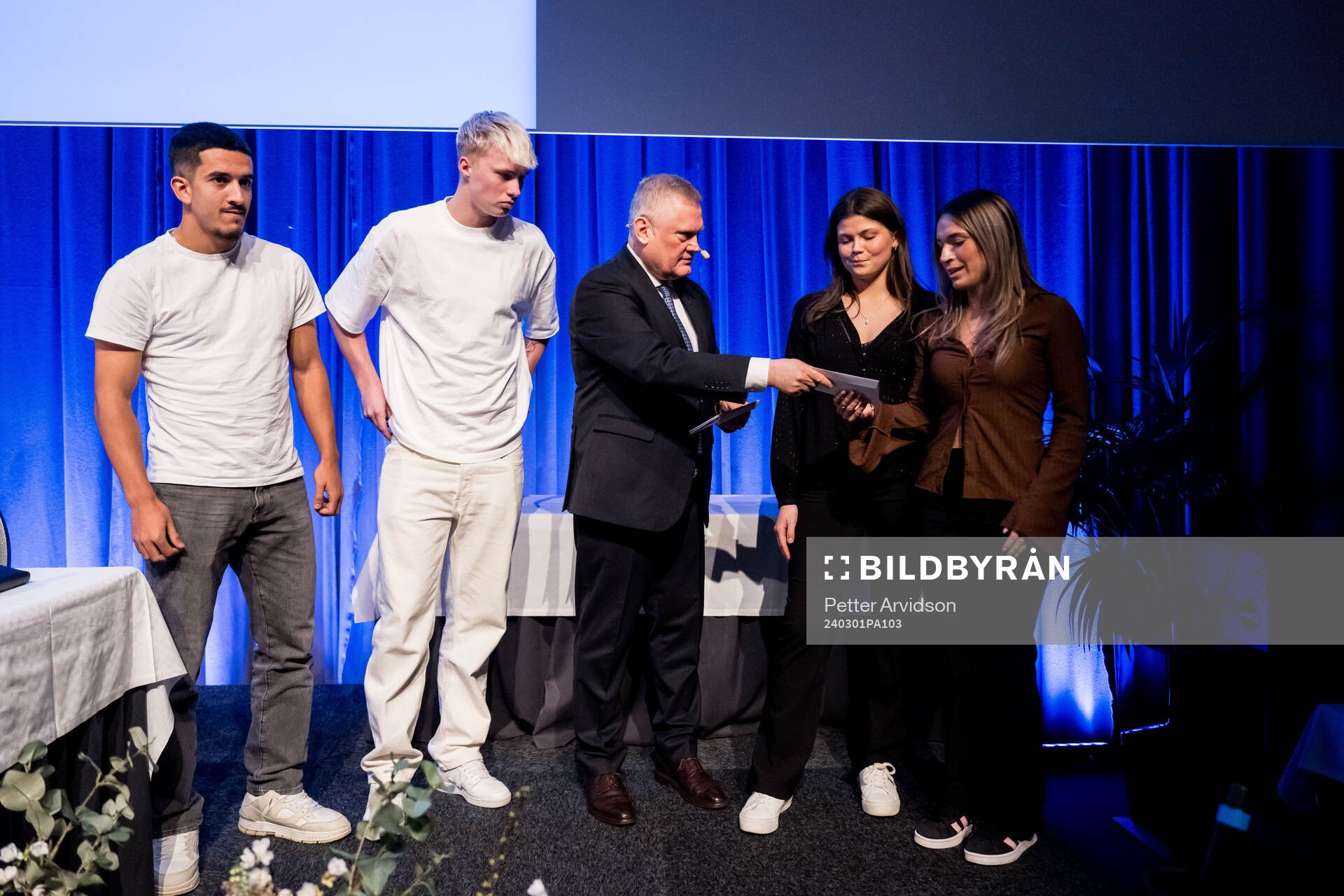 Malmö FFs ordförande Anders Pålsson uppmärksammar Zakaria Loukili, Daniel Gudjohnsen, Mikaela Cindric och Isabel Bodecker med Axel Johanssons Stipendiet under Malmö FFs årsmöte den 1 mars 2024 i Malmö.