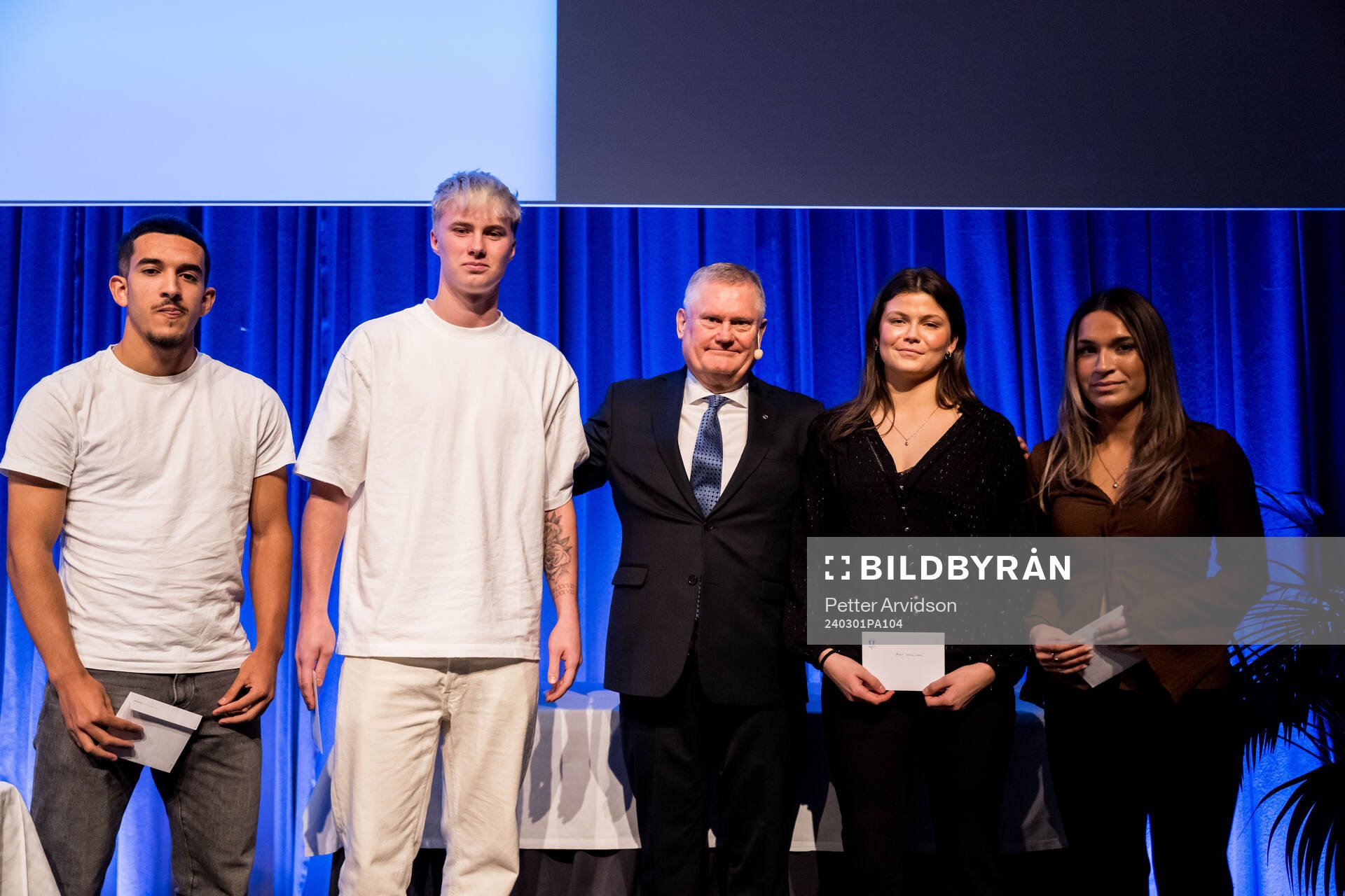 Malmö FFs ordförande Anders Pålsson uppmärksammar Zakaria Loukili, Daniel Gudjohnsen, Mikaela Cindric och Isabel Bodecker med Axel Johanssons Stipendiet under Malmö FFs årsmöte den 1 mars 2024 i Malmö.
