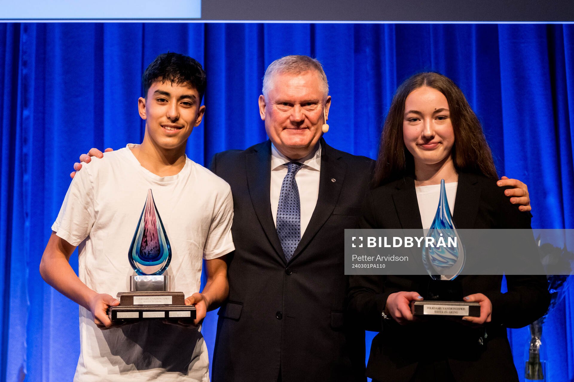 Malmö FFs ordförande Anders Pålsson uppmärksammar James Policarpio och Mikaela Rosensköld med Folksam lovande flick och pojkspelare vandringspris under Malmö FFs årsmöte den 1 mars 2024 i Malmö.