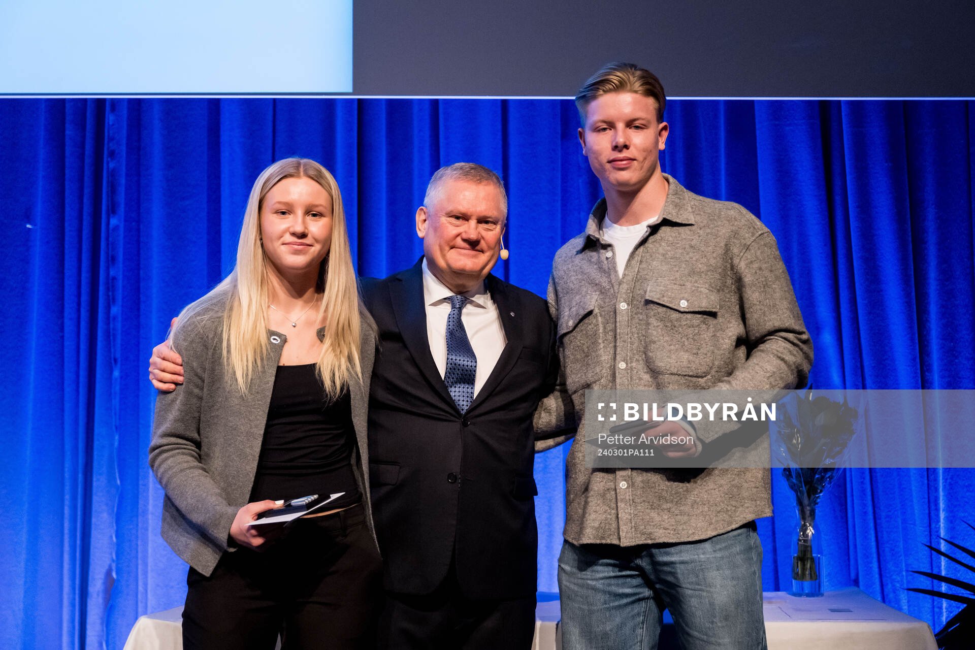Malmö FFs ordförande Anders Pålsson uppmärksammar Olivia Grindemark och Nils Zetterström med Guldlagets stipendiet junior under Malmö FFs årsmöte den 1 mars 2024 i Malmö.