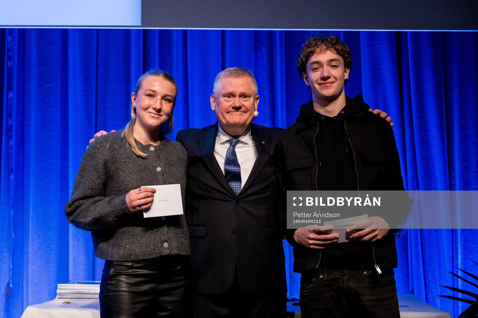 Malmö FFs ordförande Anders Pålsson uppmärksammar Wilma Ceder och Anton Höög med Guldlagets stipendiet 16åringar under Malmö FFs årsmöte den 1 mars 2024 i Malmö.